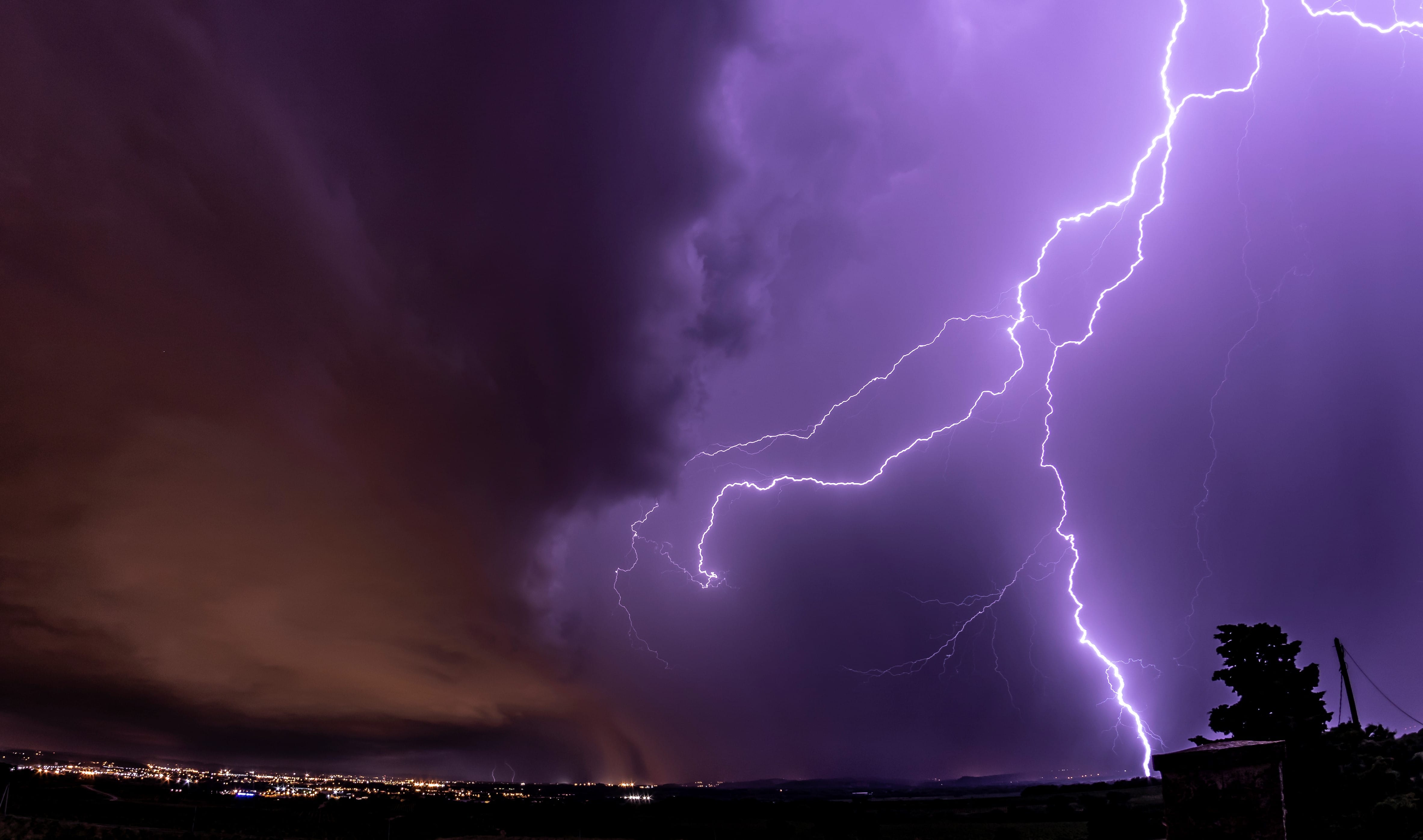 chasse au orage de l'été dernier dans le Vaucluse  quand les nuages nous laisse voir leurs visages - 12/08/2018 03:00 - jean christophe aubert