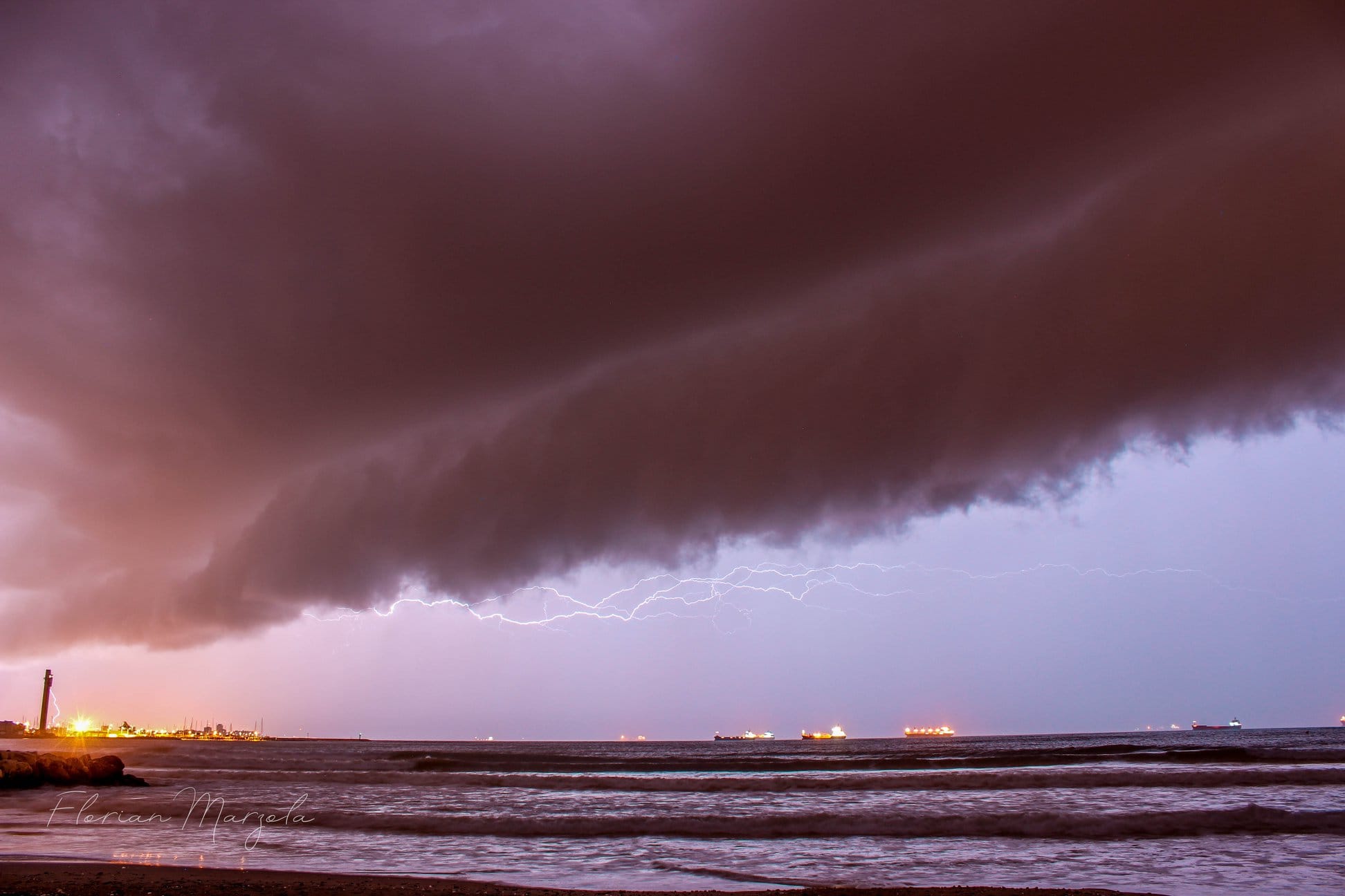 Arcus tôt ce matin observé à Fos-sur-Mer dans les Bouches-du-Rhône. - 12/04/2018 06:00 - Florian MARZOLA