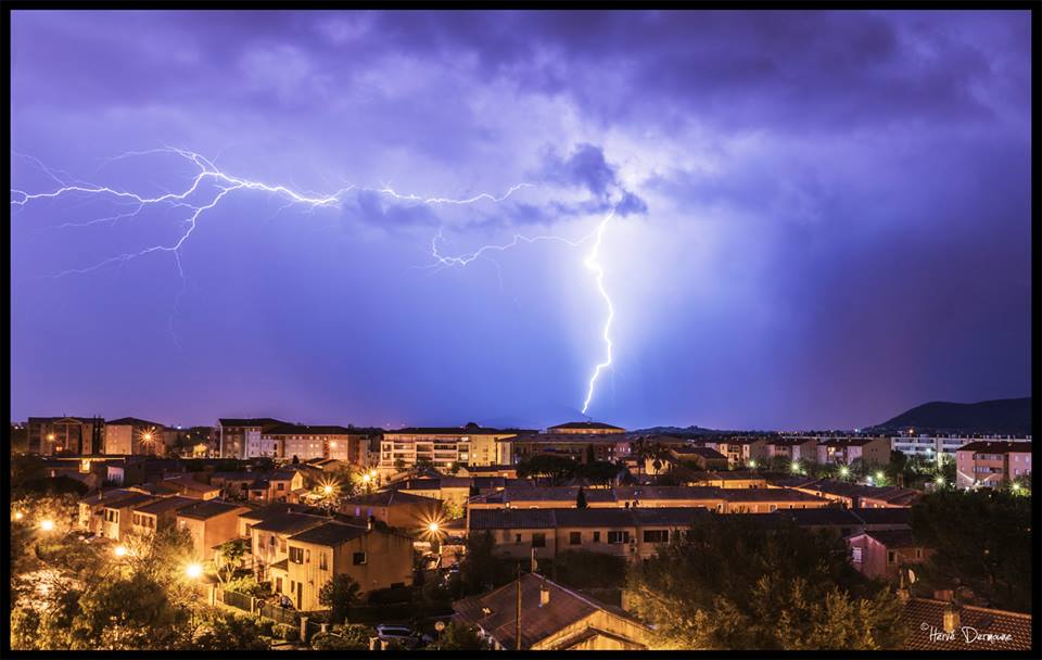 Un orage modéré s'est abattu sur la région de La Garde, pas énormément de foudre mais des costauds ! Sans parler de la pluie qui tombait en déluge, mêlée d'un fort vent.
En photo, un éclair tombé sur Hyères derrière l'orage de La Garde (23h) - 12/04/2018 00:00 - Hervé DERMOUNE