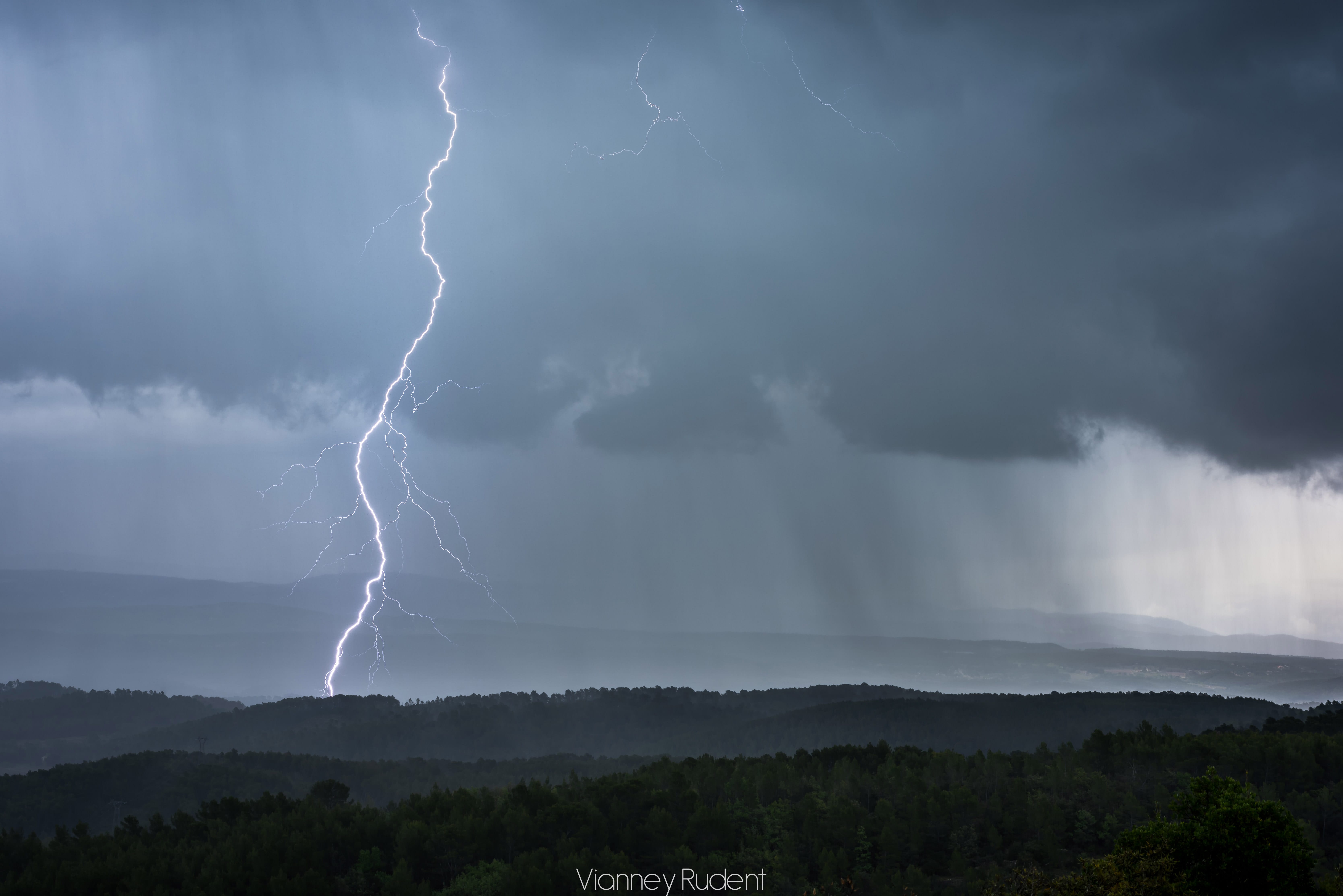 Encore de beaux orages par évolution diurne dans le Var en ce Vendredi 12 Avril. Ici une cellule frôle ma position et lâchera quelques impacts de foudre dans la plaine de Carcès. - 12/04/2019 15:01 - Vianney Rudent