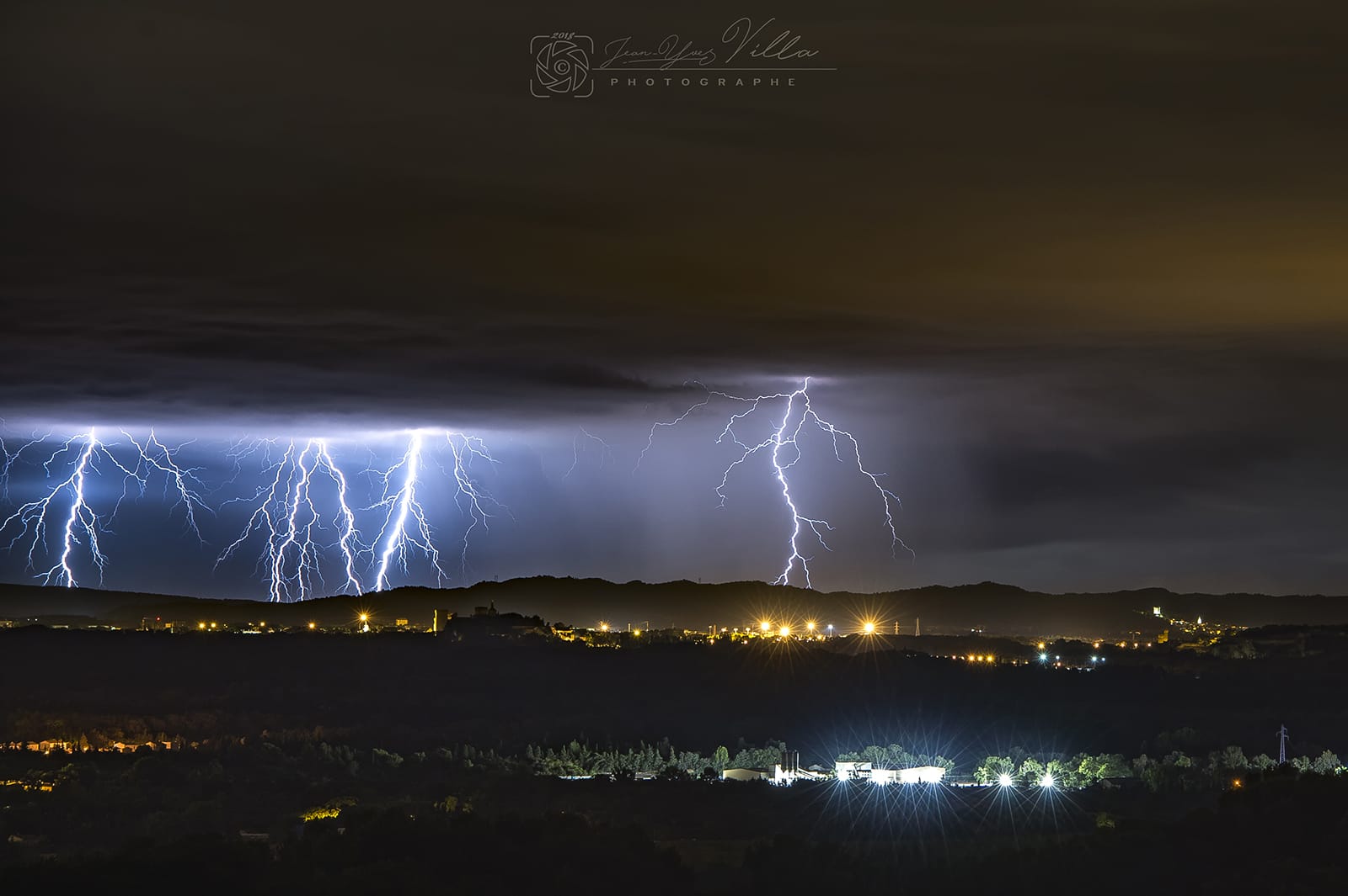 Orage arrivant du Gard photographié depuis le Nord du Vaucluse (Chateauneuf du Pape). très forte activité électrique et peu de précipitations. - 13/08/2018 04:01 - Jean-Yves Villa