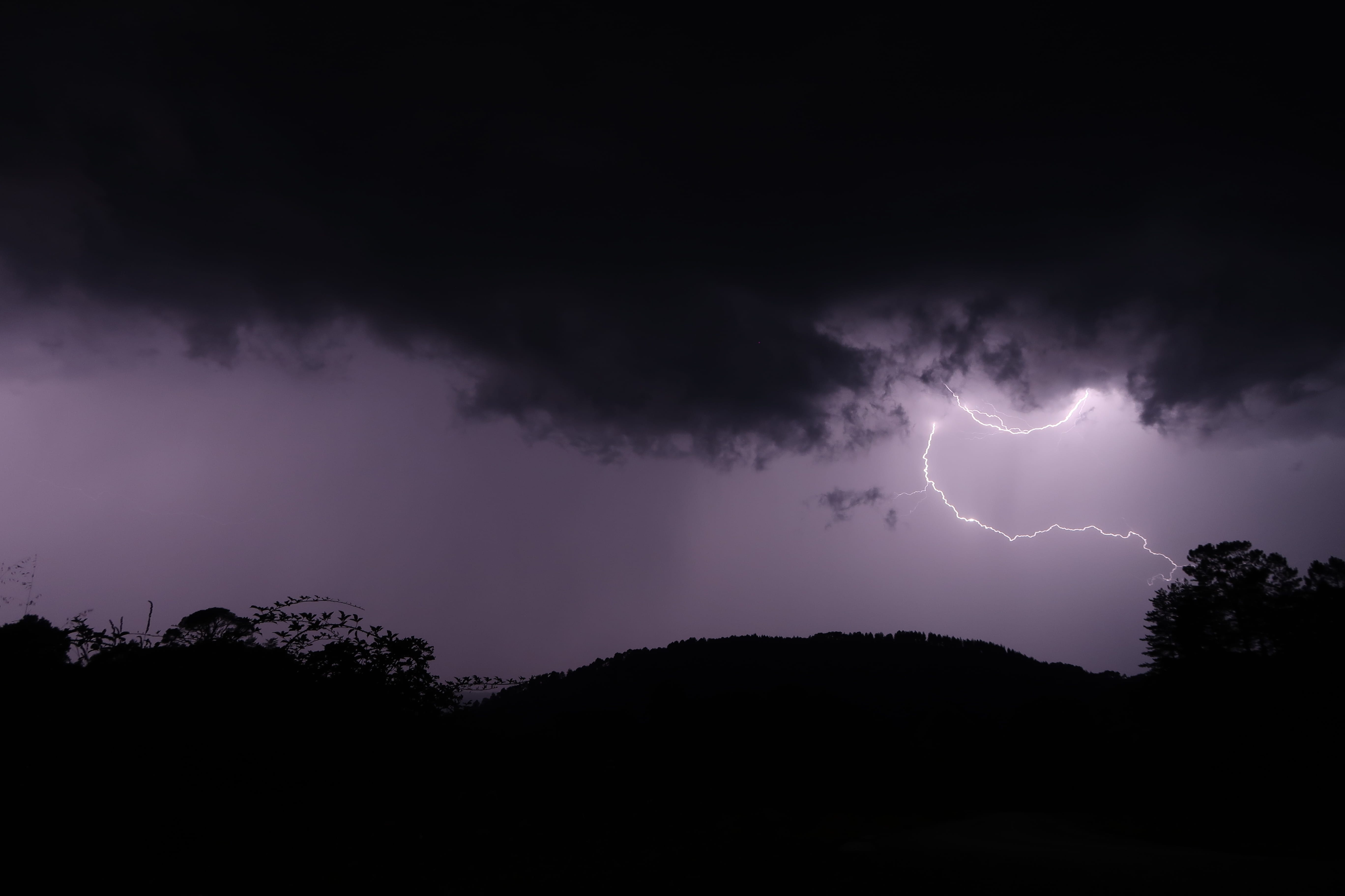 Orage très électrique sur Thoiras (Gard). Juste eu le temps de sauver deux photos avant la pluie ! - 13/08/2020 02:00 - Xavier BENOIT