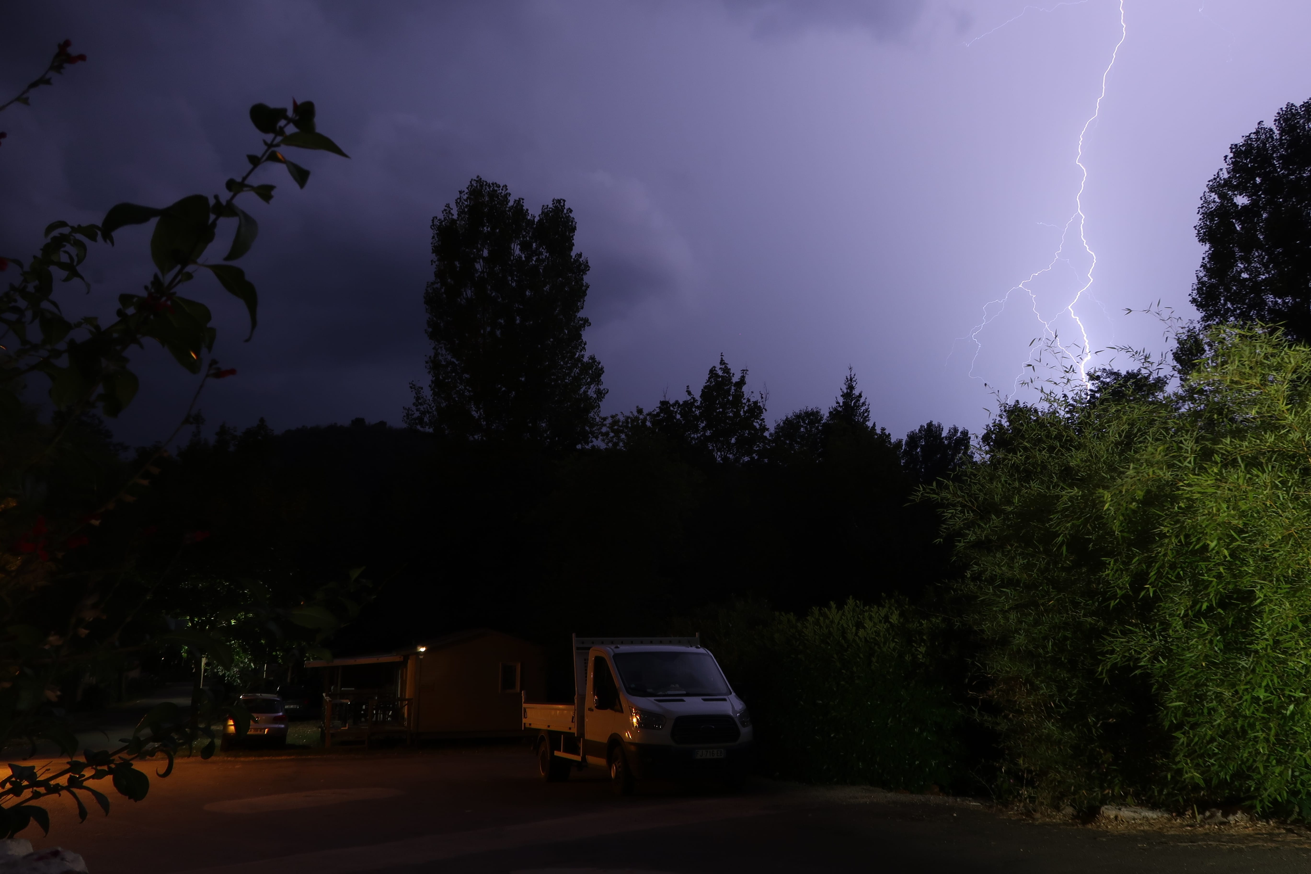 Orage très électrique sur Thoiras (Gard). Juste eu le temps de sauver deux photos avant la pluie ! - 13/08/2020 02:00 - Xavier BENOIT