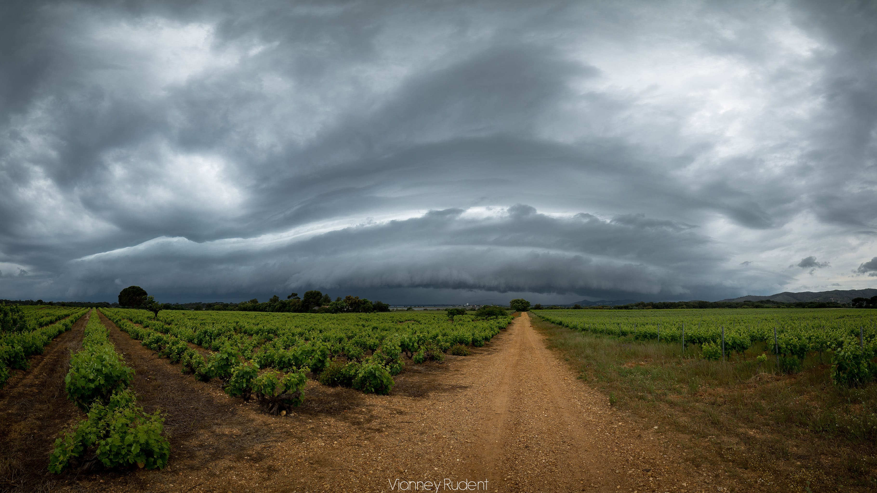 Superbe arcus ce matin à l'avant, pris depuis La Londe les Maures (83). Panorama de 7 photos au 14mm - 13/05/2018 11:14 - Vianney Rudent