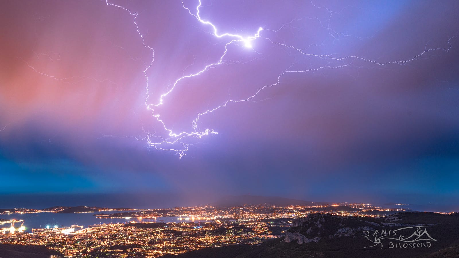 13 mai 2020 , 
 
   Quand un orage a base élevée et ce dans une atmosphère chargé de sable arrive sur la Métropole Toulonnaise , cela offre une vision (depuis le Mt Caume) tout simplement sublime , de plus ce sera dans le secteur la dernière manifestation électrique pendant l'heure bleu, d'où des couleurs plutôt folles !!! 

La première quinze du mois de mai me satisfait entièrement - 13/05/2020 05:40 - Janis BROSSARD