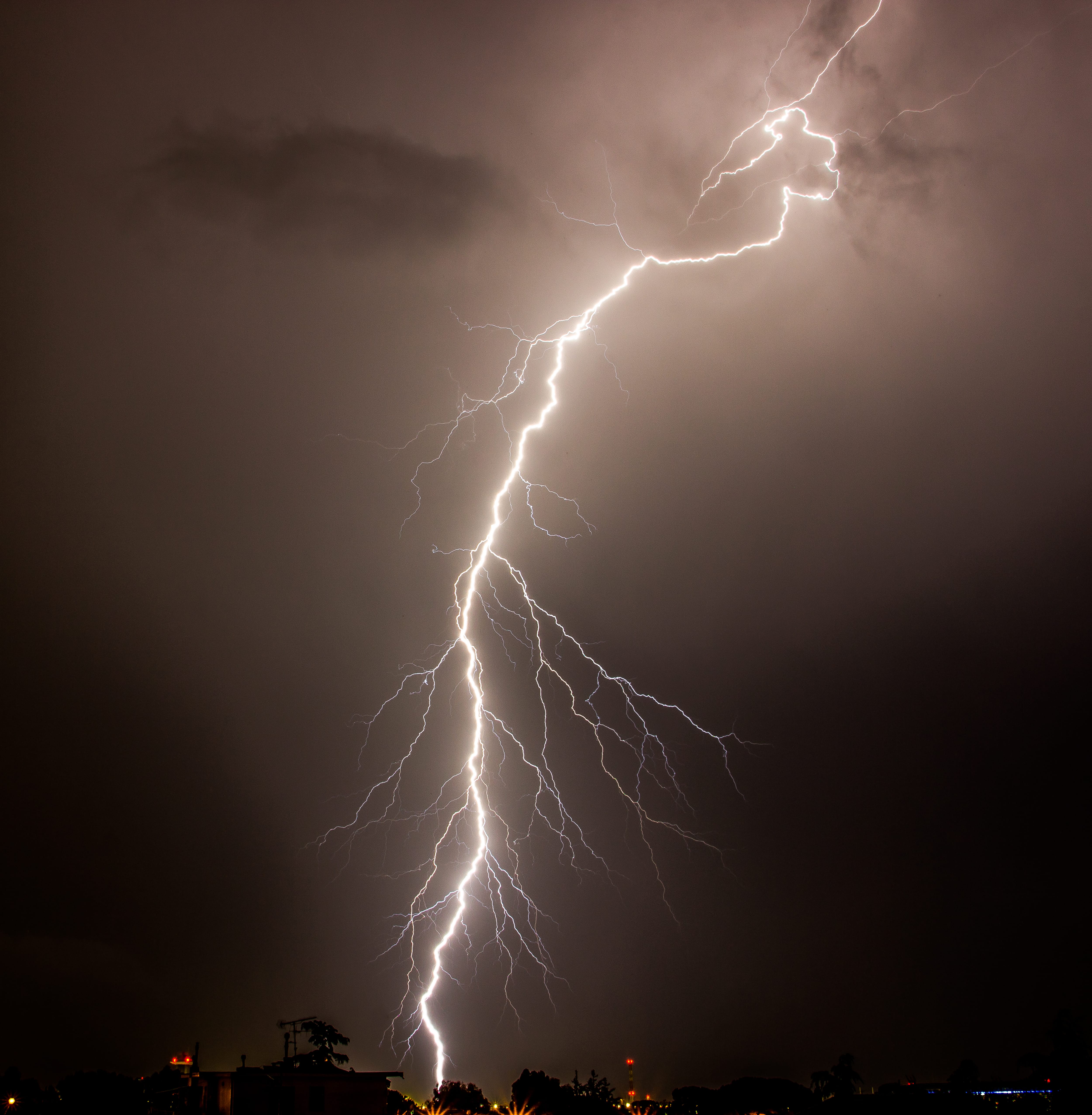 Photo prise depuis Saint Laurent du var sur une cellule quasi stationnaire en face de Nice entre 1h00 et 4h00 du matin ce samedi 13 mai. - 13/05/2023 01:00 - Thierry Pourcel