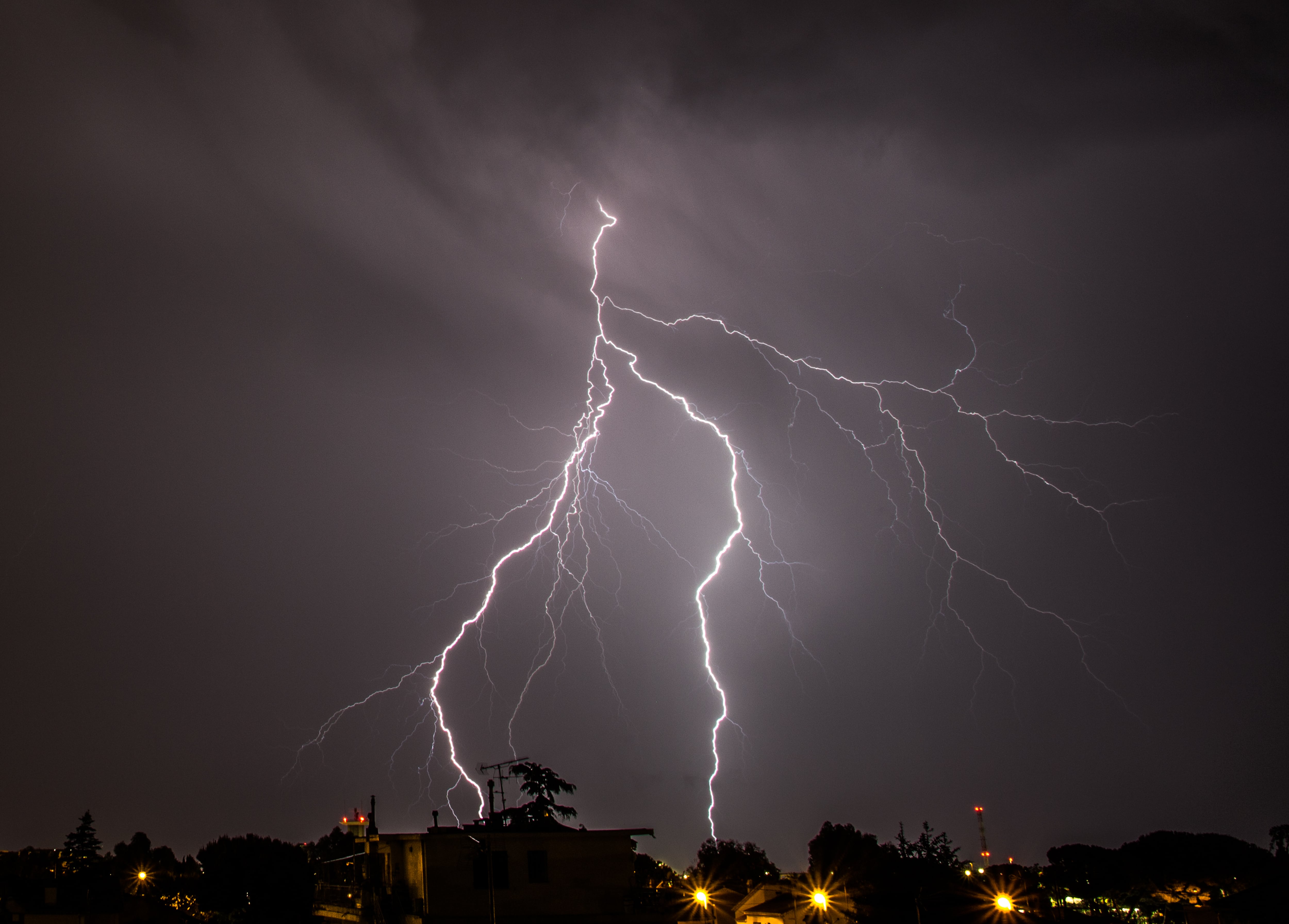 Photo prise depuis Saint Laurent du var sur une cellule quasi stationnaire en face de Nice entre 1h00 et 4h00 du matin ce samedi 13 mai. - 13/05/2023 01:00 - Thierry Pourcel