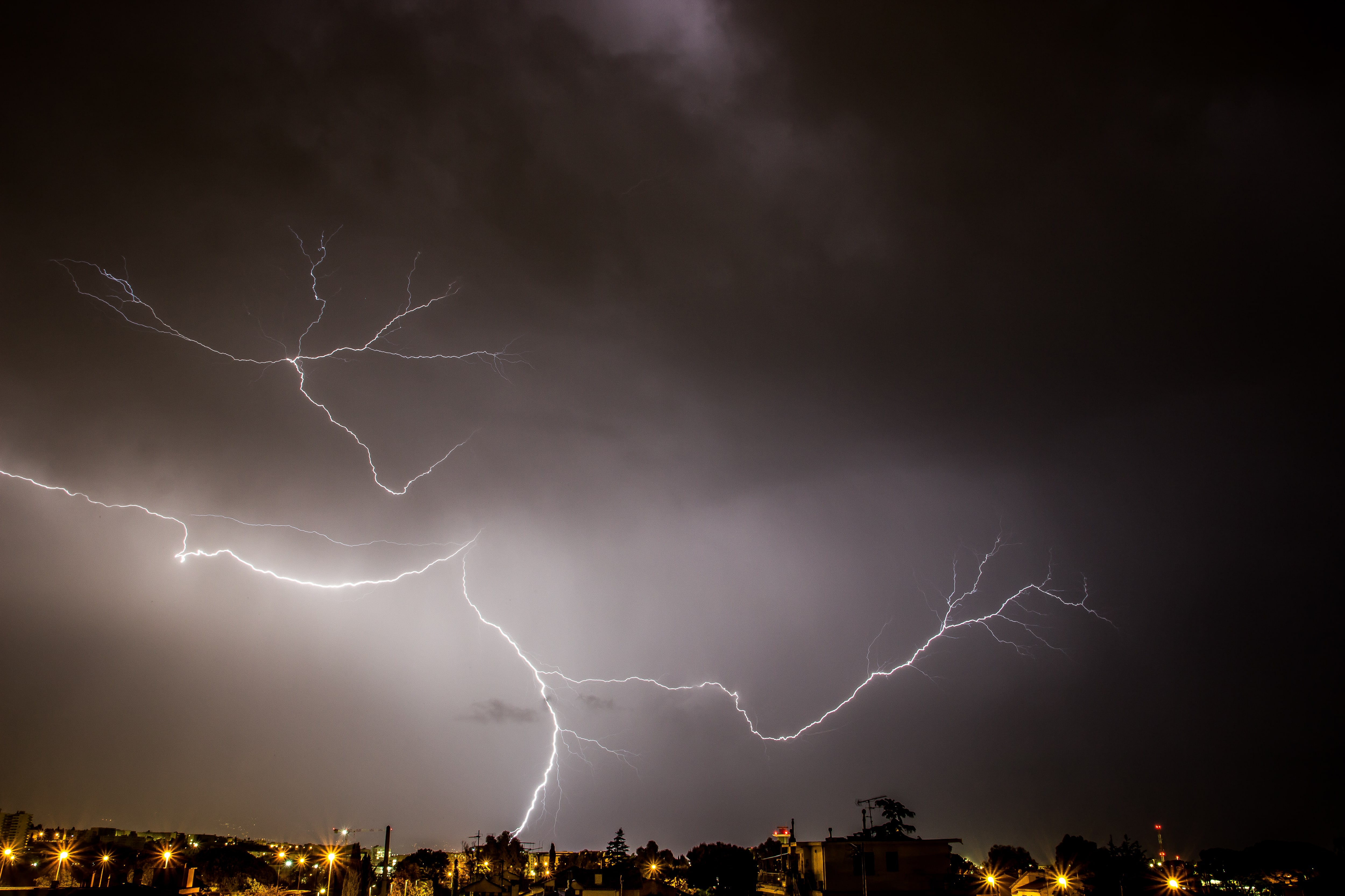 Photo prise depuis Saint Laurent du var sur une cellule quasi stationnaire en face de Nice entre 1h00 et 4h00 du matin ce samedi 13 mai. - 13/05/2023 01:00 - Thierry Pourcel