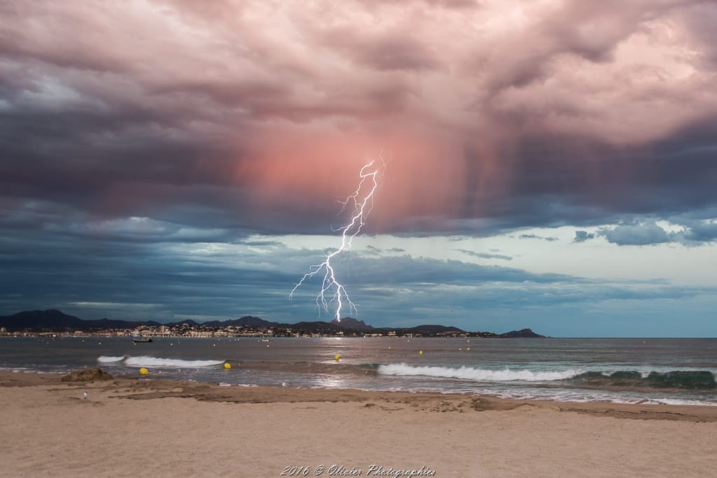 Superbe orage à Saint Aygulf plage en direction de Fréjus dans le Var. - 14/07/2016 23:00 - Olivier FOUCAUD