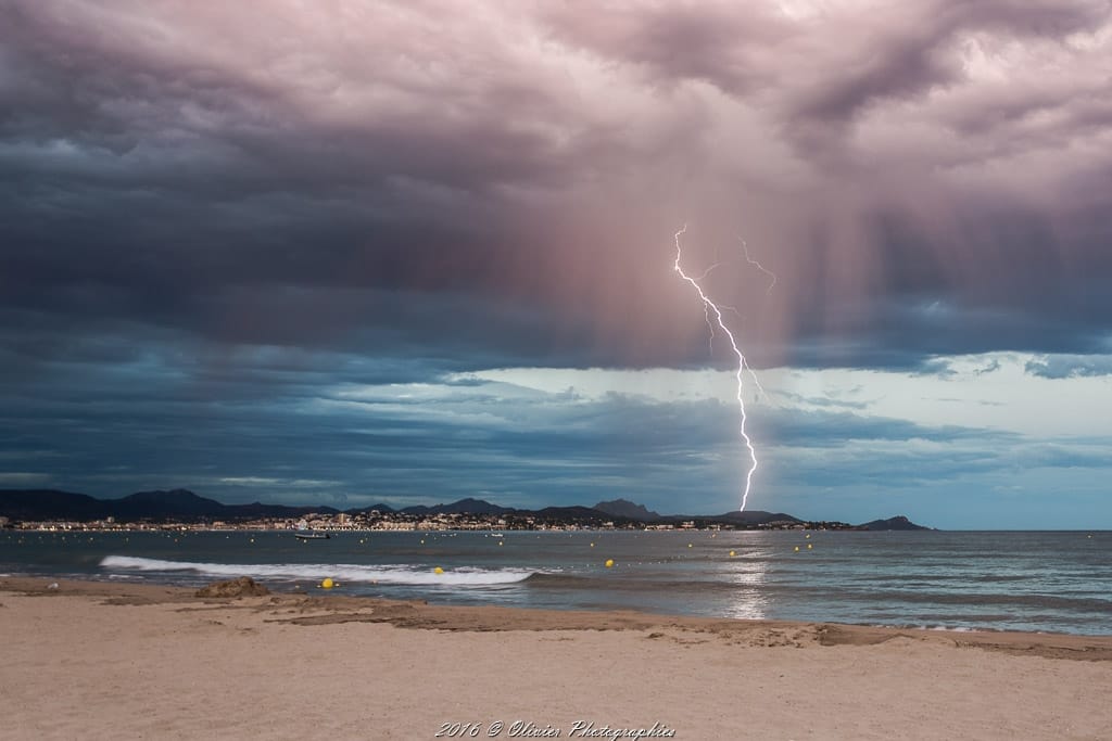 Superbe orage à Saint Aygulf plage en direction de Fréjus dans le Var. - 14/07/2016 23:00 - Olivier FOUCAUD