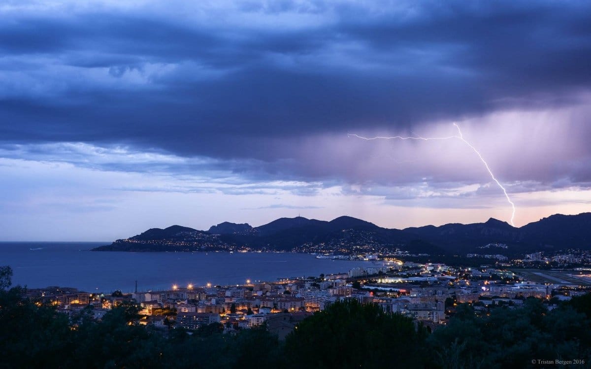 Orage sur l’Estérel à l'heure bleue dans le Var le 14 juillet. - 14/07/2016 23:00 - Tristan BERGEN