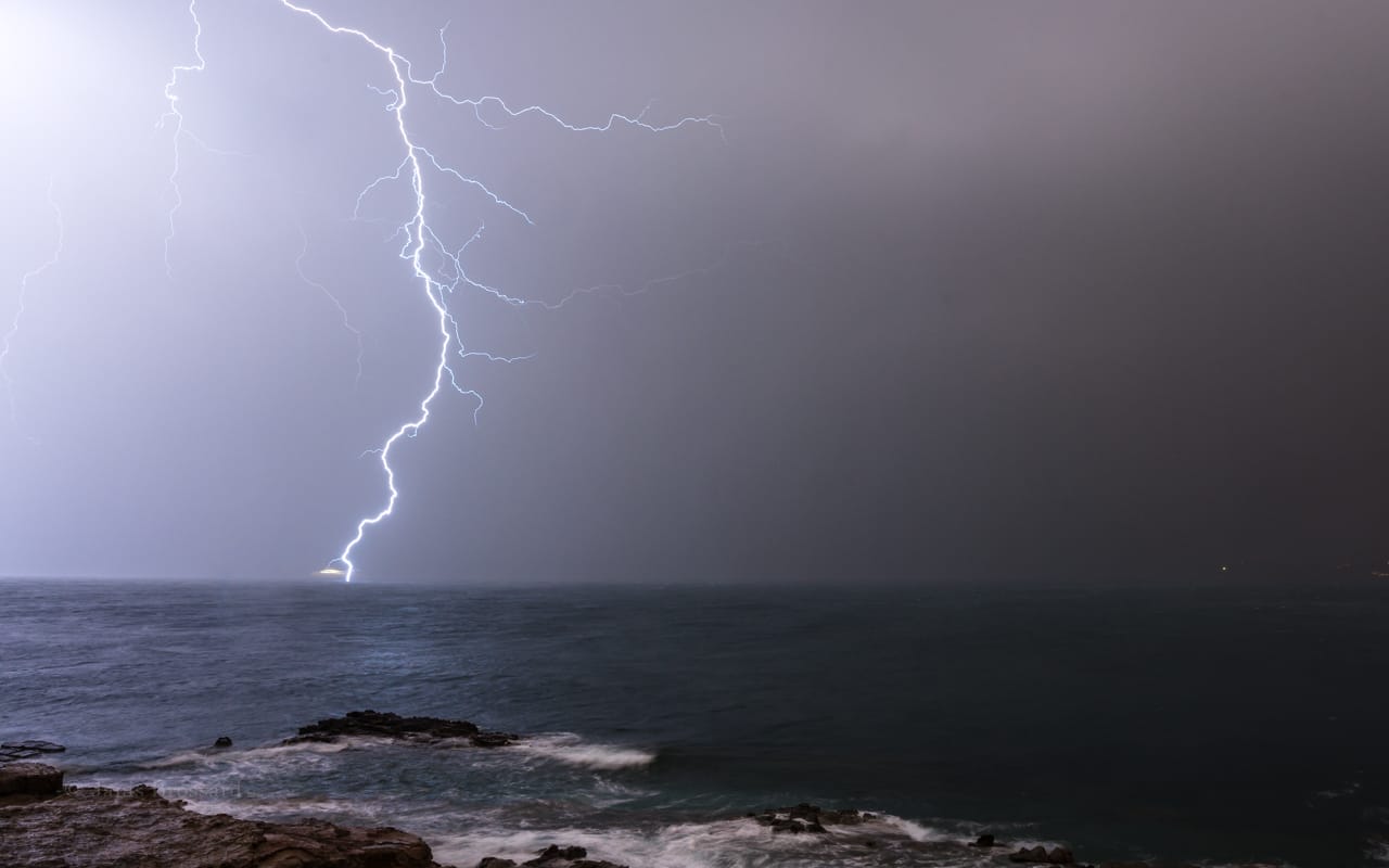 Un vaste système orageux a concerné la côte Ouest du Var offrant un spectacle stroboscopique dingue, mais paradoxalement que peu d'impacts bien visibles en air sec. - 14/10/2016 08:15 - Janis BROSSARD