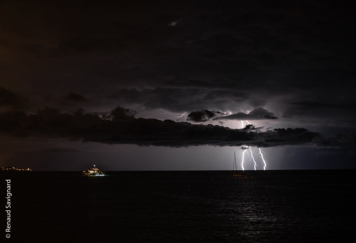 Antibes, un orage venant du NE, très actif en passant à Monaco, gagne le large - 15/05/2018 22:00 - Renaud Savignard