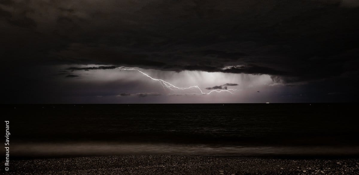 Antibes, un orage venant du NE, très actif en passant à Monaco, gagne le large - 15/05/2018 22:00 - Renaud Savignard