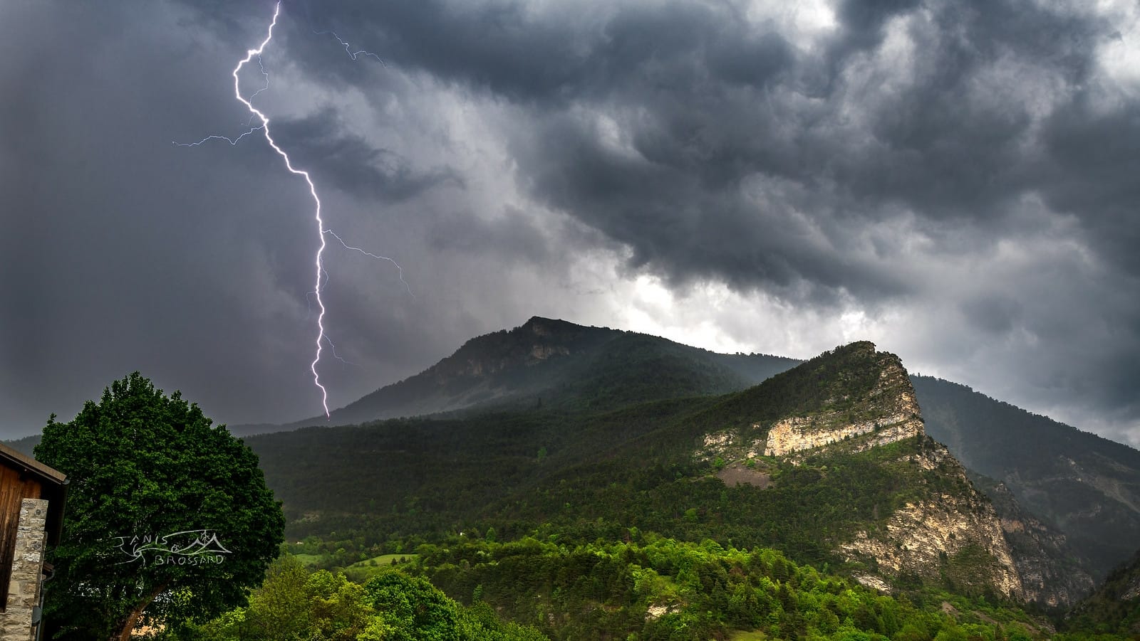 15 mai 2022,

  Météo instable en ce jour dans les Alpes de Haute Provence (Nord-Est de Dignes les Bains) mais qui offre de belles ambiances électriques de ce milieu naturellement chaotique par le relief ! - 15/05/2022 16:30 - Janis Brossard