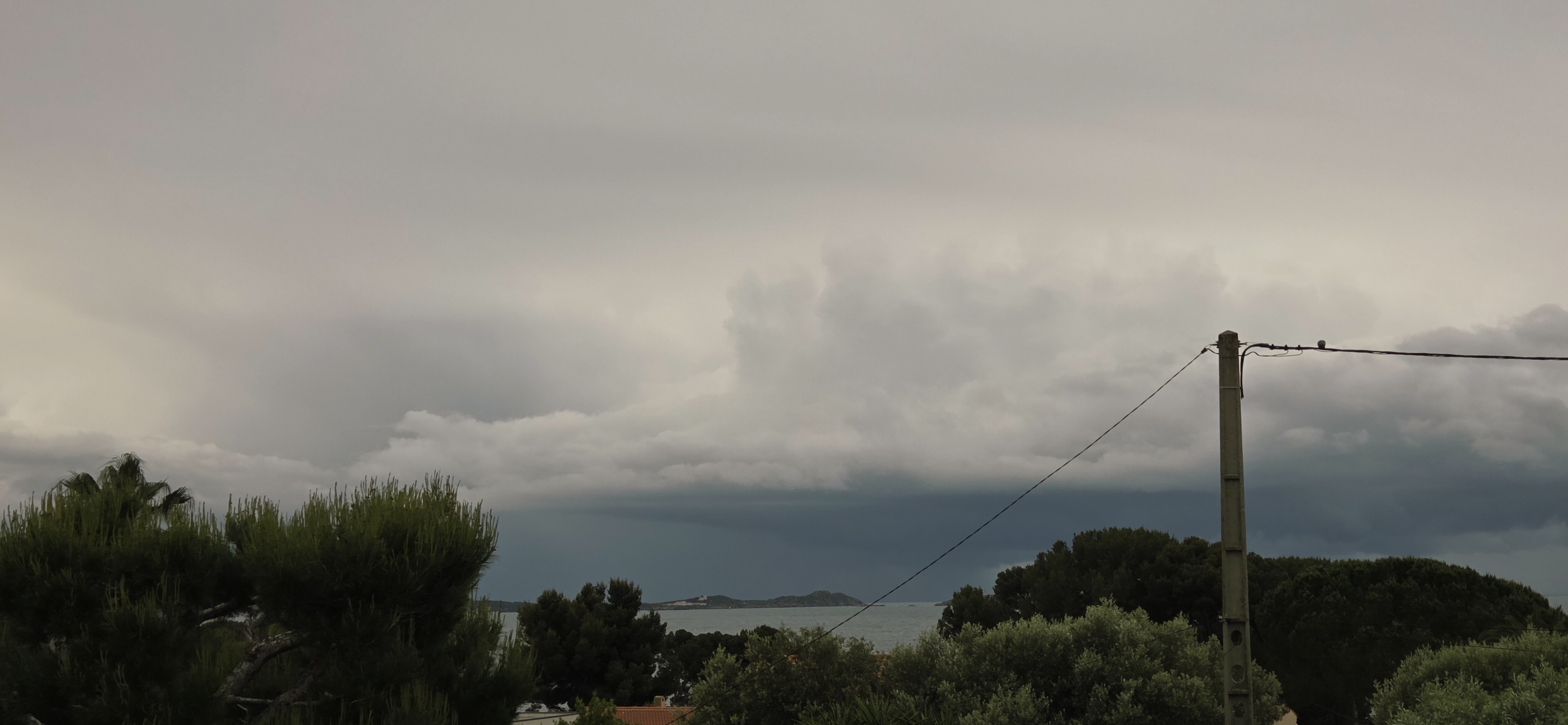 Perturbations passant au large des côtes de Bandol en direction de Toulon - 15/05/2026 08:33 - Jean Sébastien SKARKA