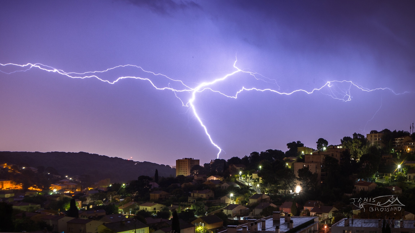 Réellement c'est sans conviction que je pose le trépied en enfilant la casquette du chasseur au balcon ( aucune honte !! )  dans la nuit du 14 au 15 novembre 2022 , comme prévu les modèles ont bien anticipé cette possibilité d'orage flotteux /baveux a toutes azimuts sur l'arc méditerranéen , néanmoins un chouia d'électricité s'imprimera sur la pellicule ! - 15/11/2022 00:15 - Janis Brossard