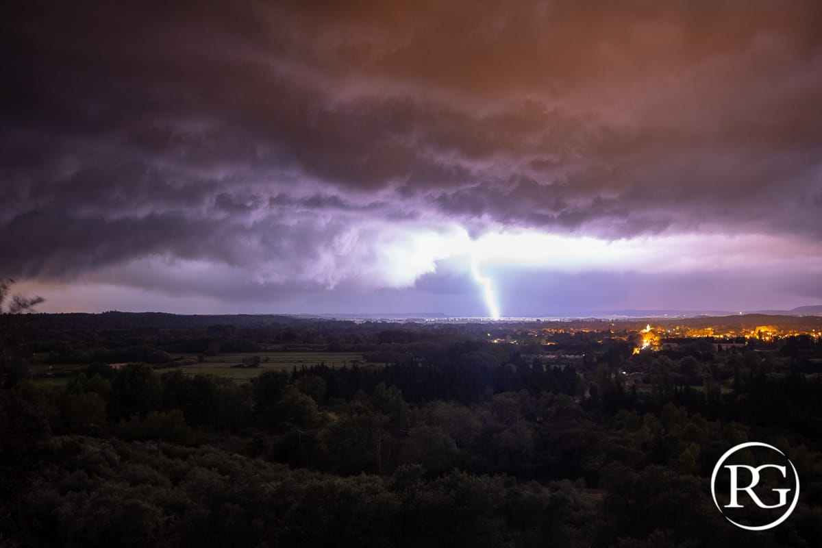 Coup de foudre positif sous un ciel très turbulent, proche du village de Mouriès - 15/09/2021 22:22 - Raphael GRINEVALD