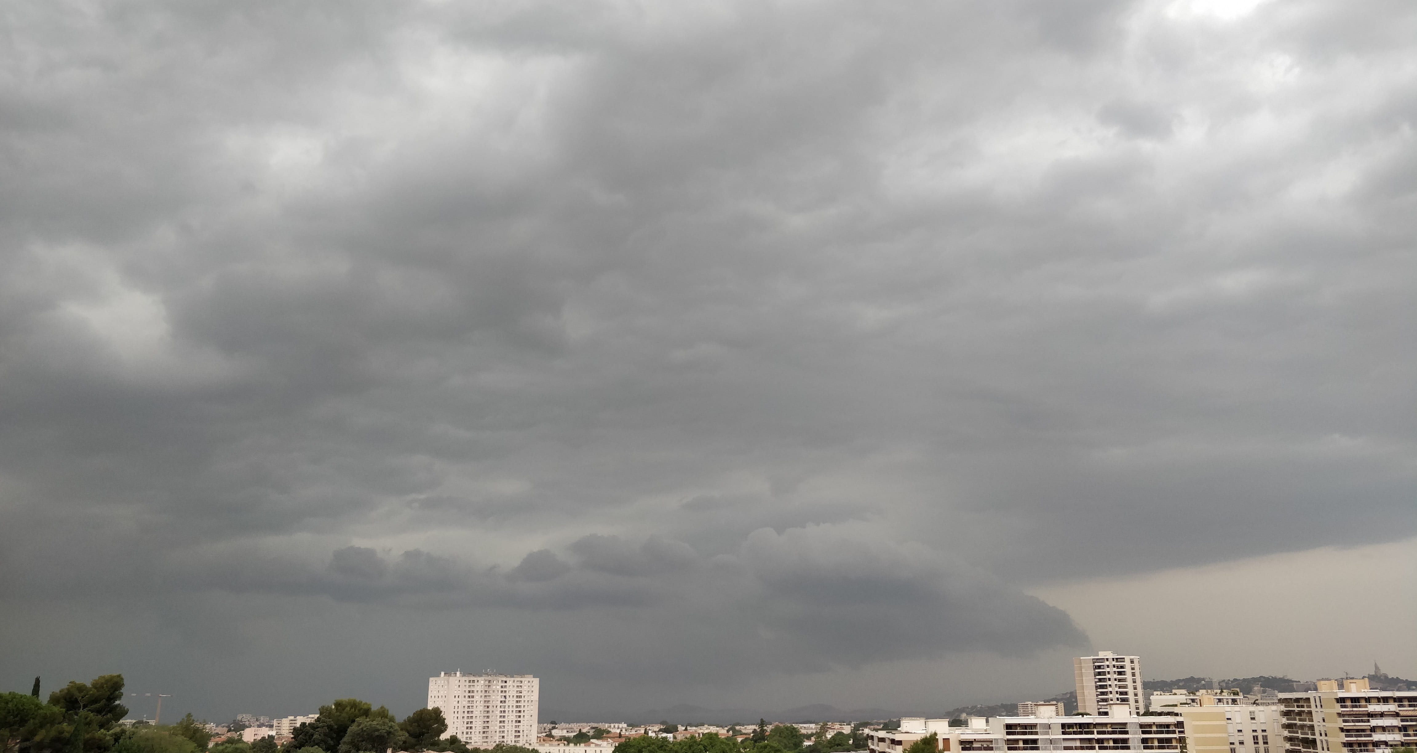 Supercellule très virulente en rade de Marseille, centrée sur les îles du frioul et une partie de la corniche. - 16/07/2018 12:35 - David Garcia