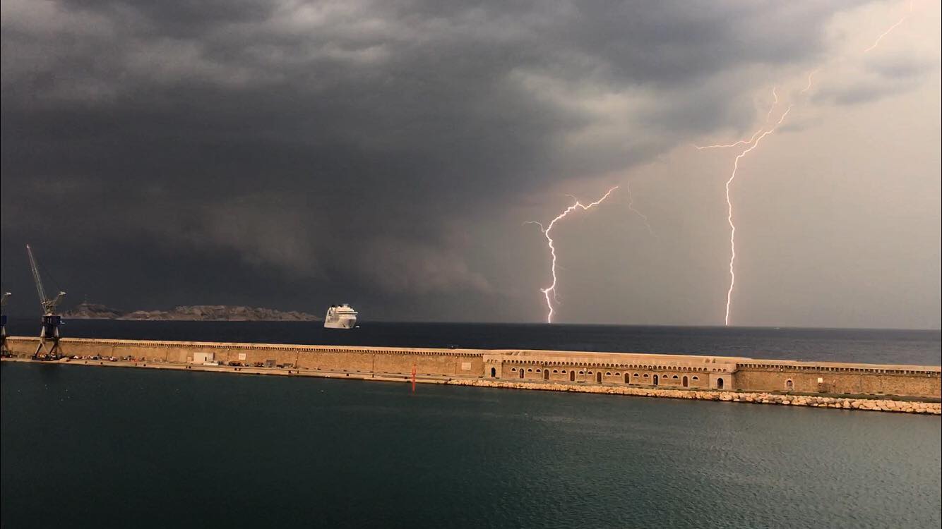 Depuis le vieux port de Marseille. La cellule aura stationné une bonne demi heure sur cette position avant de toucher la côte - 16/07/2018 12:00 - Antony Tnomerc