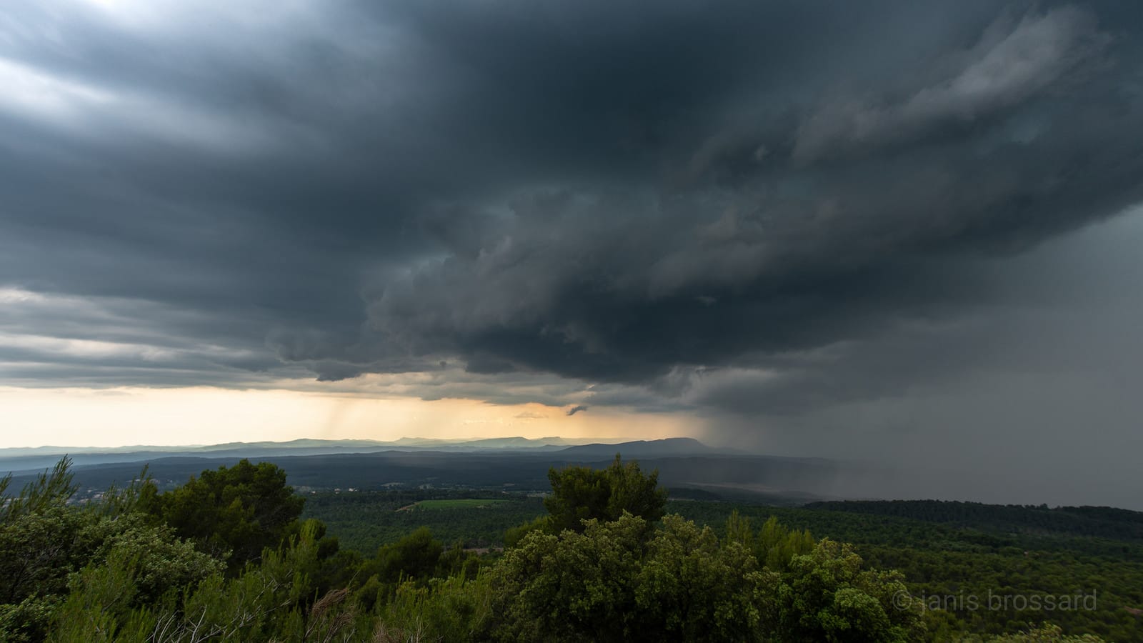 Orage localement fort en ce 16juin 2018 à Aups dans le Var , il offrira sur son passage une belle structure assez contrasté avec le soleil qui résiste sur le littoral - 16/06/2018 17:00 - Janis BROSSARD