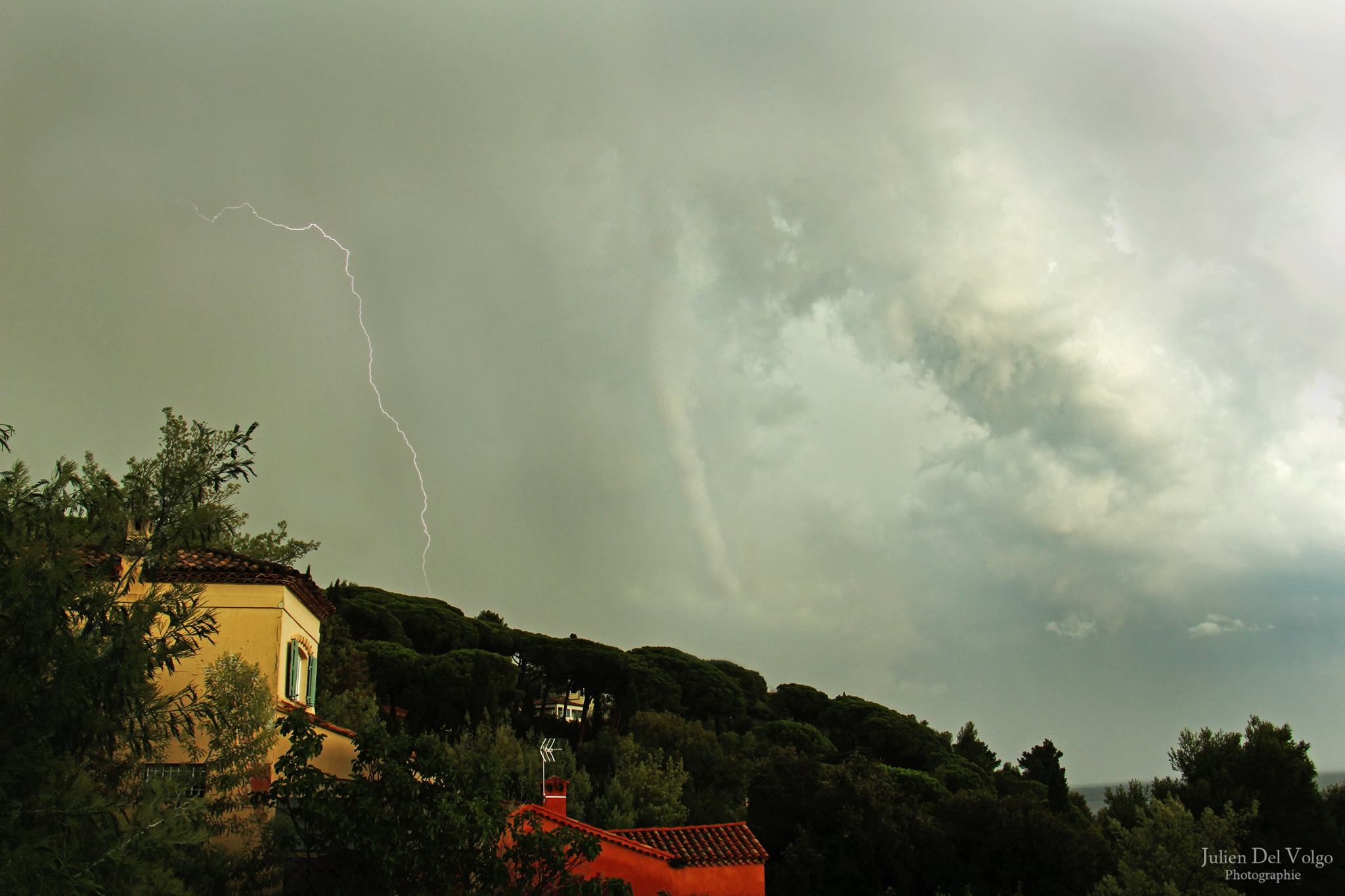 Tuba près de Saint-Tropez observé depuis la Croix-Valmer dans le Var. - 17/08/2016 19:00 - Julien DEL VOLGO