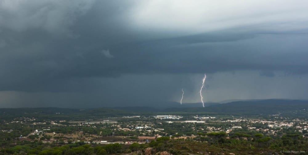 Impacts de foudre sur le centre Var. - 17/08/2016 19:00 - Tristan BERGEN