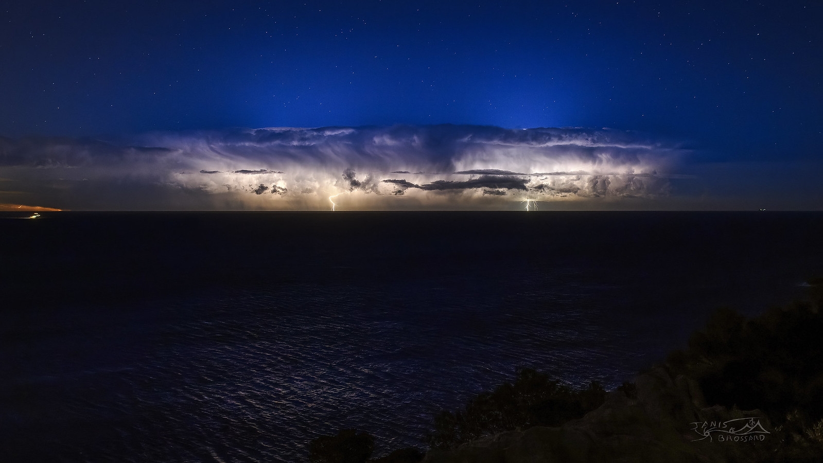 18 janvier 2023
Premiers orages de l'année entre Corse et continent sous une ambiance enfin hivernale pour la saison !

Pour être plus précis cette prise a été immortalisée vers 23 h 30 depuis Ramatuelle (Var) en direction de Monaco, soit environ 80 km de distance !
Le compteur 2023 est lancé ^^ - 18/01/2023 23:30 - Janis Brossard