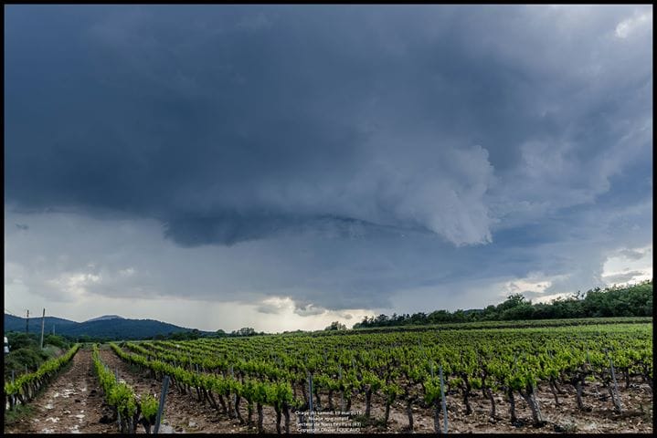 Contribution Varoise du soir avec cet orage de fin d'après midi ayant lieu sur le versant Nord du massif de la Sainte Baume. Beau spécimen de nuage mur rotatif accompagné d'un inflow digne de nom. - 19/05/2018 16:00 - Olivier Foucaud