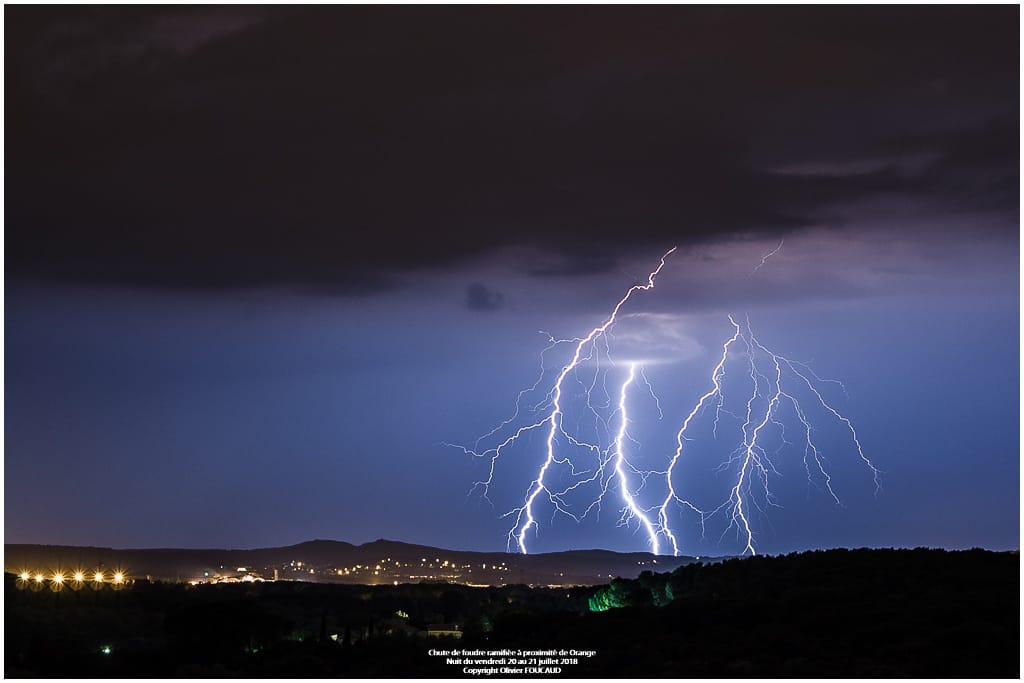 Chute de foudre ramifiée à proximité de Orange dans le Vaucluse, dans la nuit du vendredi 20 au samedi 21 juillet 2018. - 20/07/2018 23:05 - Olivier FOUCAUD