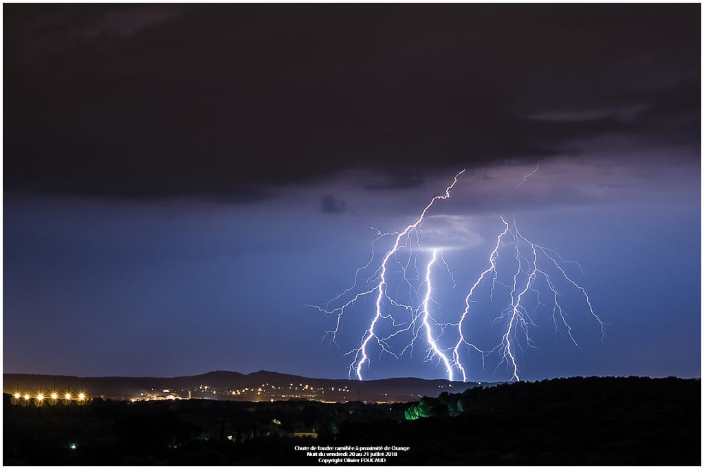 Chute de foudre ramifiée à proximité de Orange dans le Vaucluse, dans la nuit du vendredi 20 au samedi 21 juillet 2018. - 20/07/2018 23:05 - Olivier FOUCAUD