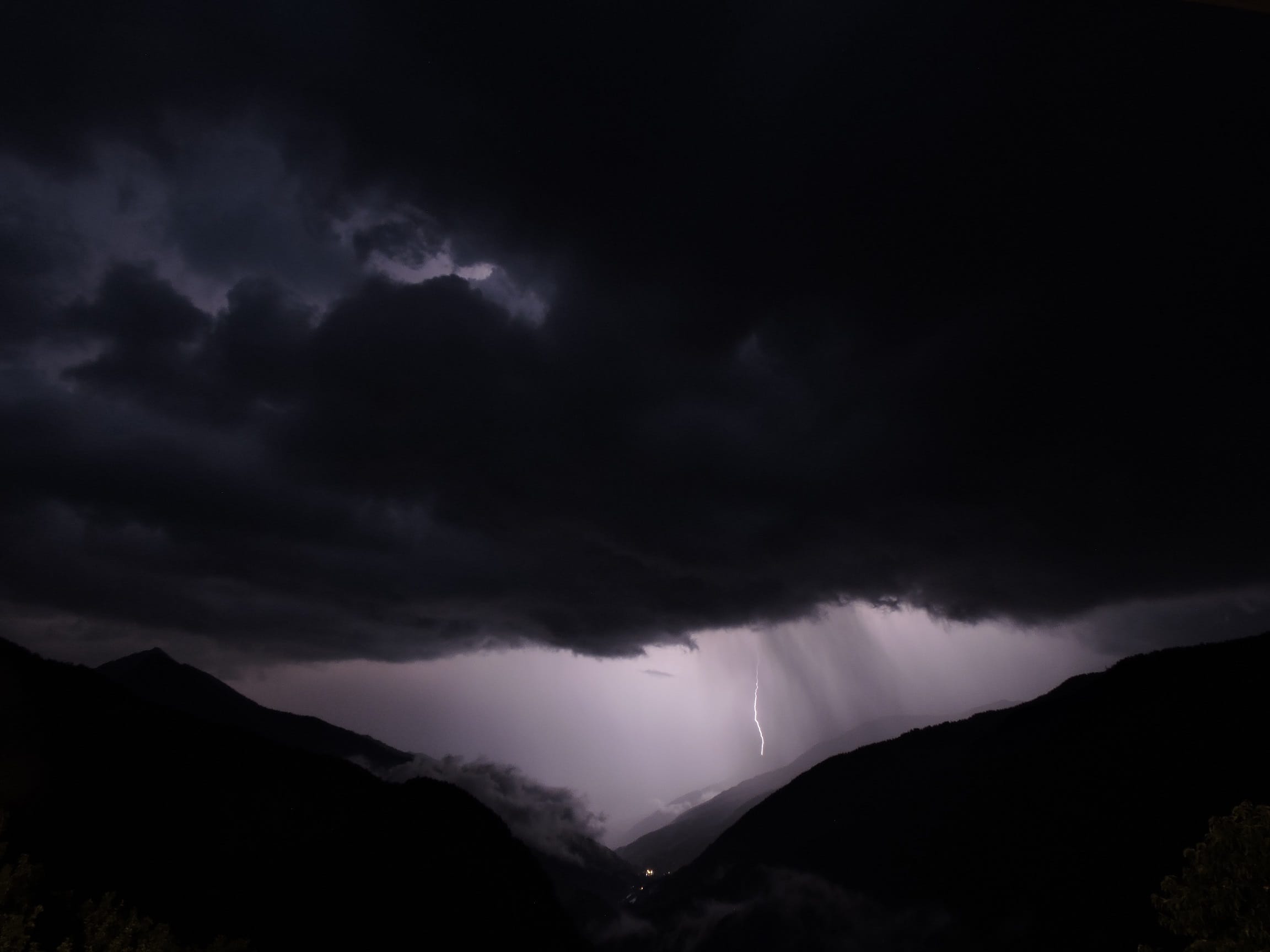 Orage nocturne dans les Hautes-Alpes (Queyras) avec grêle et forte activité électrique - 20/07/2018 22:02 - raphael blanchard
