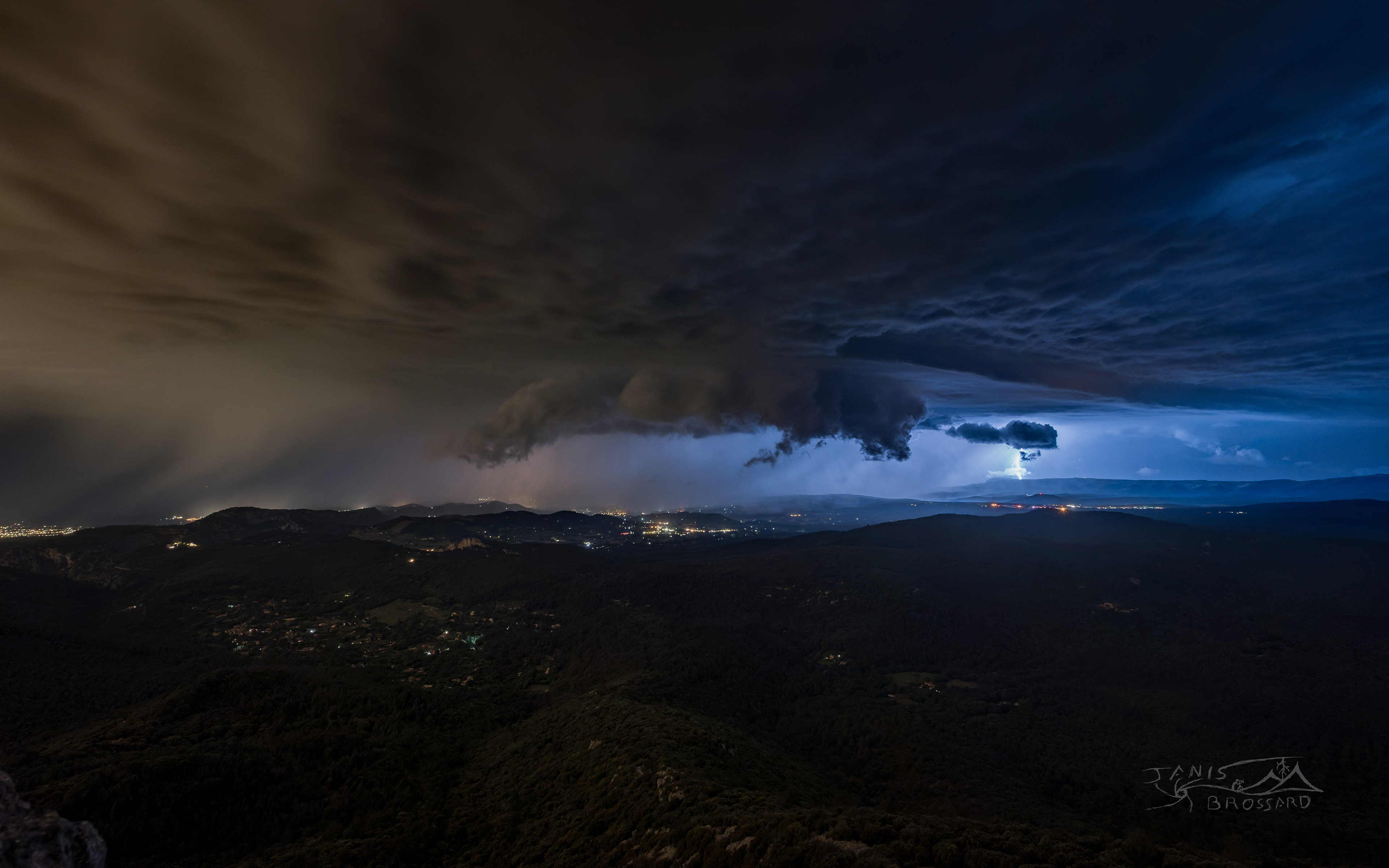 Orage supercellulaire ayant abordé La Ciotat en direction du circuit du Castellet vers 3 h du matin. C'est au dernier moment et sous des flashs incessants que j'arriverai à distinguer toute la beauté de la structure, véritable machine céleste.
Dans la même prise, un impact de nature positive frappera le sommet de la Sainte baume .

Photo prise depuis le plus haut sommet de Toulon ! - 20/05/2025 03:00 - janis brossard