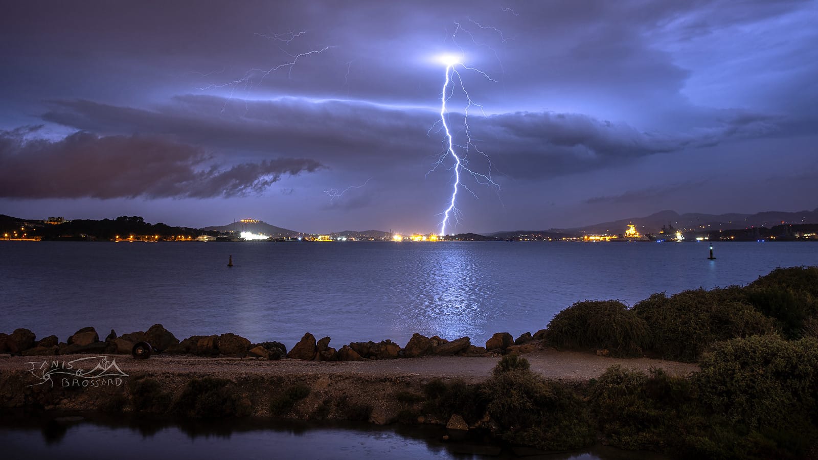 Perturbation orageuse qui aborde la métropole Toulonnaise, nous gratifiant ainsi du dernier sursaut électrique avec cet impact de foudre ramifié ! - 20/10/2019 23:20 - Janis Brossard