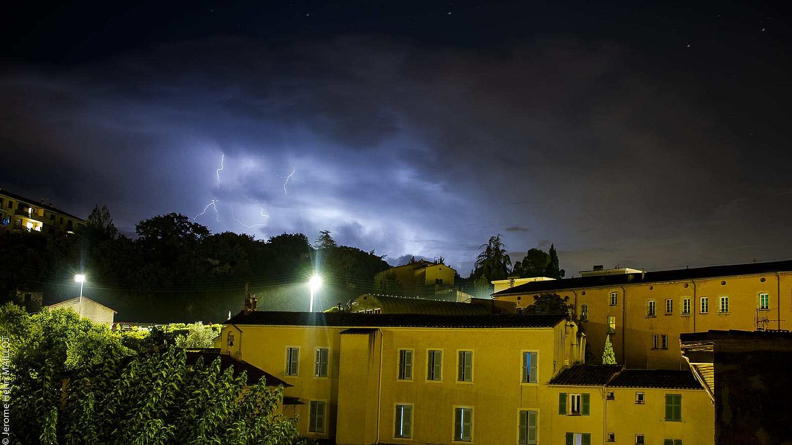 Tres Nombreux Eclairs non loin de Draguignan, Orage Sans Bruit , aucune detonation, - 20/09/2020 23:30 - Jerome MAILLOT