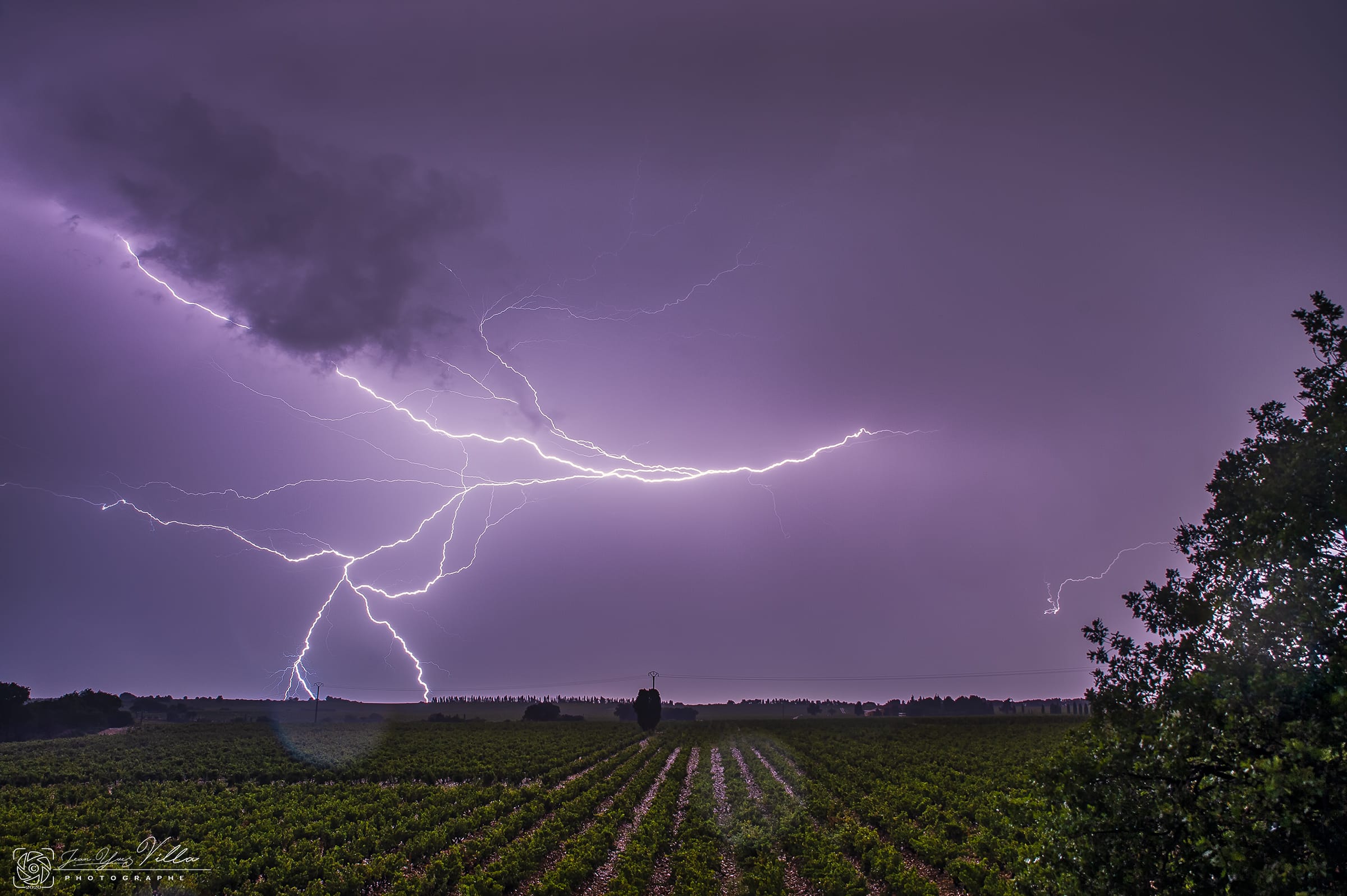 éclair sur le nord Vaucluse au dessus de la ville d'Orange photographié depuis les vignes de Chateau-neuf-du-Pape. Beaucoup de pluie. - 20/09/2020 00:21 - Jean-Yves VILLA