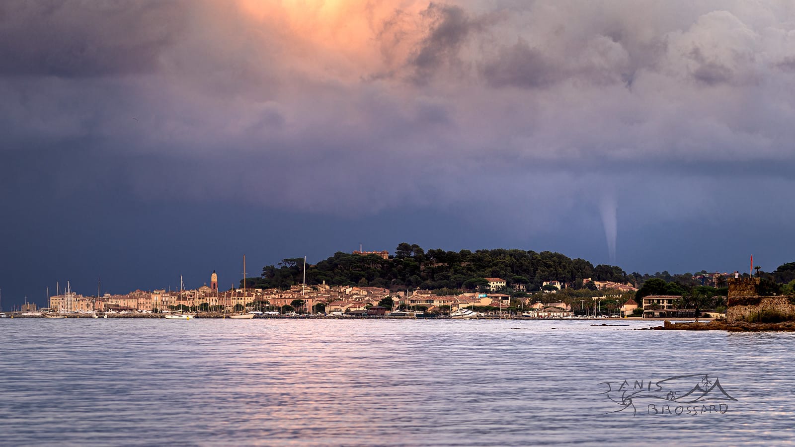 20 septembre 2020 , 

Cet orage en fin de journée aura engendré pas moins de 6 trombes sur un court laps de temps et il y en a une qui aura particulièrement attiré mon attention déjà par sa taille  mais surtout par le fait que je voulais composer avec Saint-Tropez !!! - 20/09/2020 19:25 - Janis Brossard