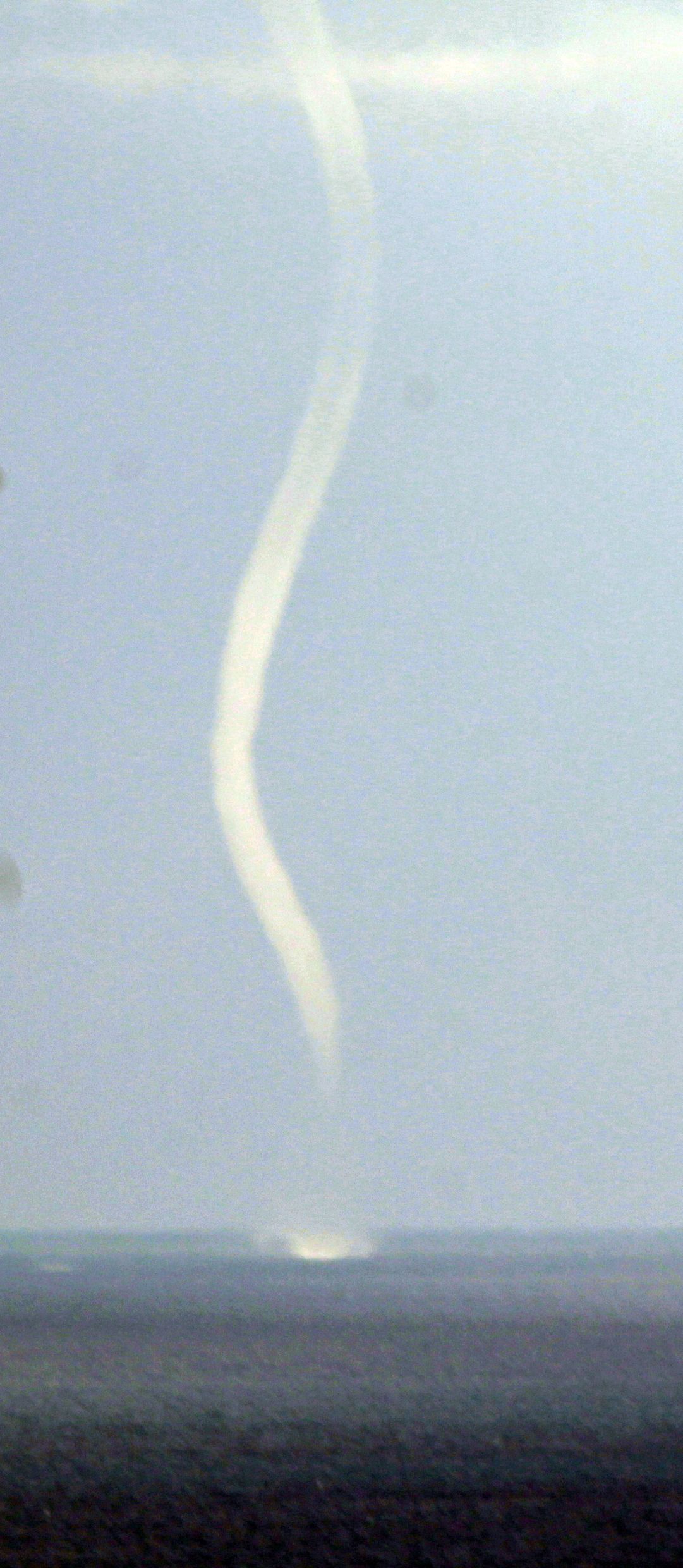 Trombe marine - ses derniers instants avant son affaissement...
Est de Monaco - au large de Menton (environ 1.5km) - 21/11/2025 11:10 - Pierre OREVER-FERRY