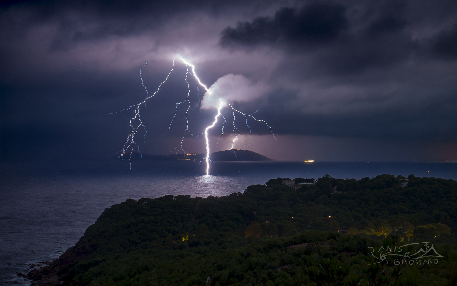 21 septembre 2025 , 
Pour le coup la transition entre été et automne ne s'est pas faite attendre cette année avec un orage en V diluvien qui a son passage aura laissé quelques relevée dépassant localement les 100mm autour et dans Toulon … triste sort pour celles et ceux qui ont subit les inondations… 
cependant l'activité électrique composée a 90 % d'internuageux a été ponctuellement entrecoupé par quelques impacts nuages sols avant de dangereusement se rapprocher sur mon point de vue au dessus de Carqueiranne/Pradet ! - 21/09/2025 22:00 - janis brossard