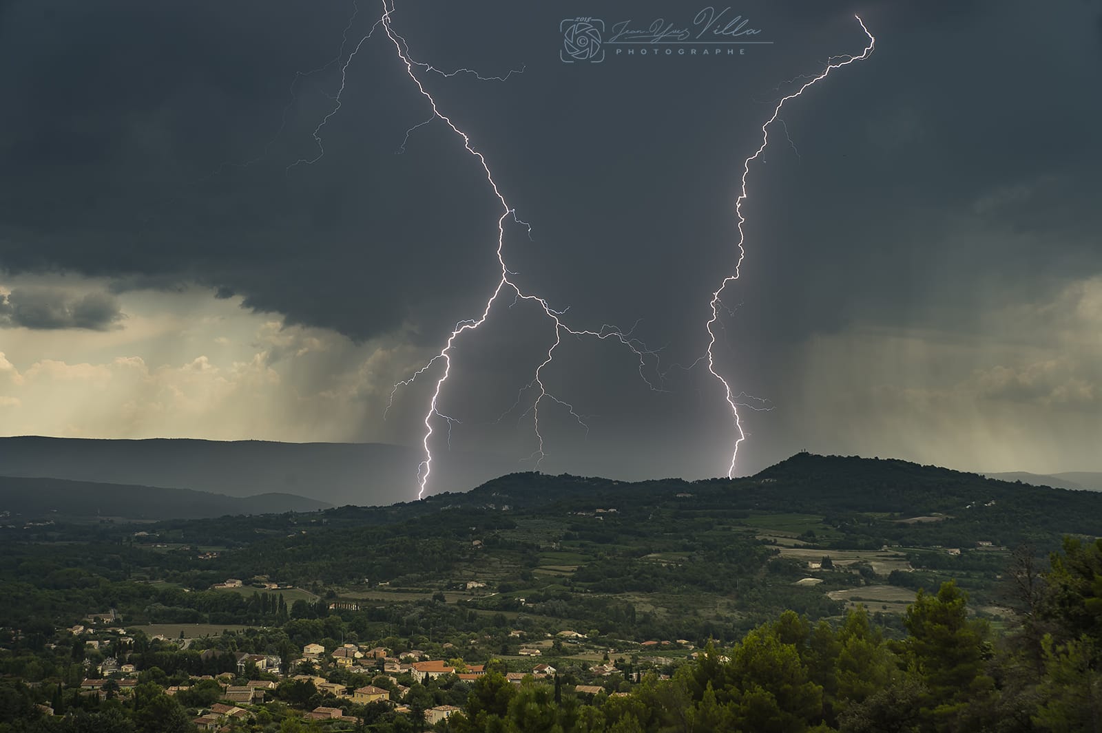 Orage sur l'Est Vaucluse le 22/08/18 vers 13h50. A peine l'appareil en place et la mise au point faite j'ai eu ce superbe double impact à 4 ou 5kms de distance. - 22/08/2018 13:47 - Jean-Yves VILLA