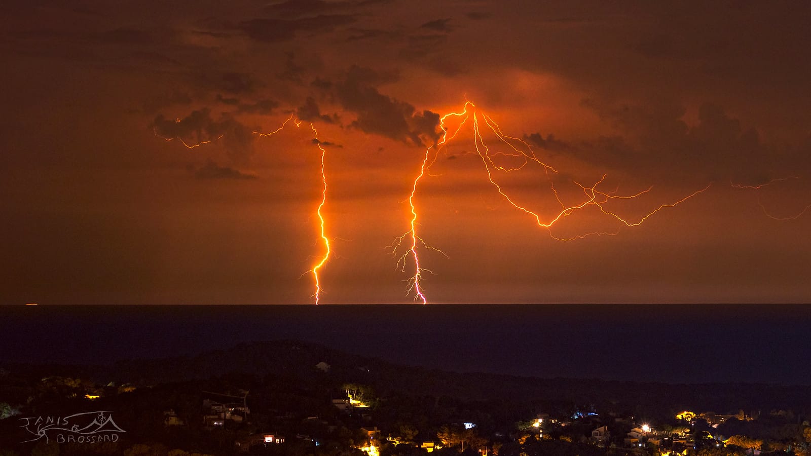 Rouge comme un coucher de soleil , j'aurai pris  une photo pour le moins surprenante  en matière de couleur qui vire au rouge   du fait que cet orage était à plus de 70 bornes du fort de  Six-fours ! - 22/08/2019 23:20 - Janis BROSSARD