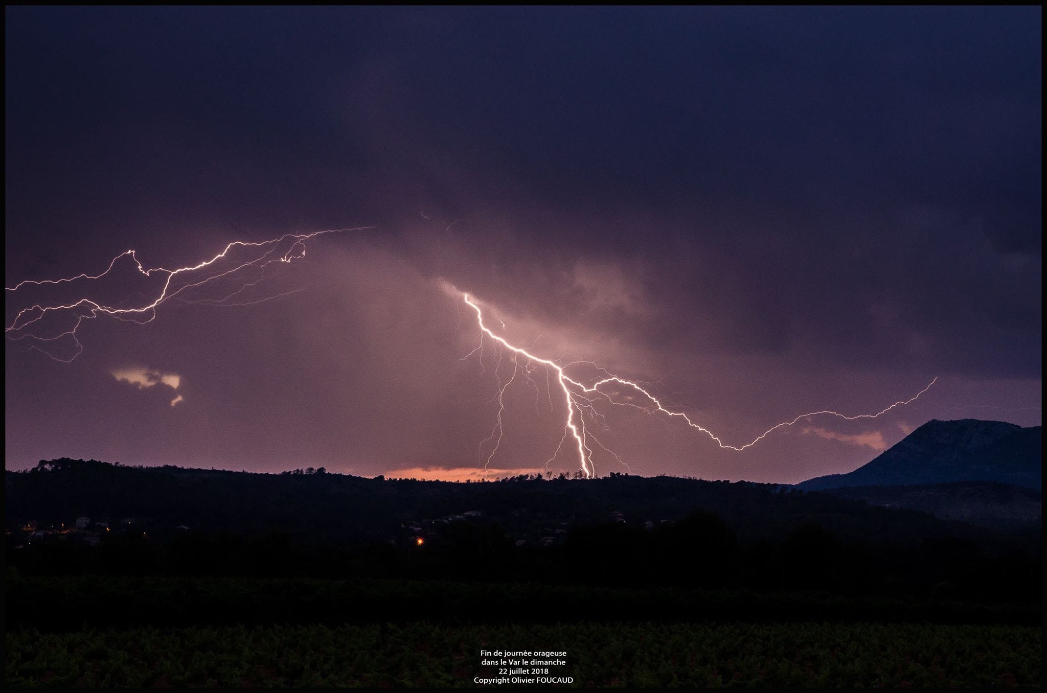 Ambiance très électrique à la tombée de la nuit ce dimanche dans le Var. - 22/07/2018 23:00 - Olive Fcd Varois