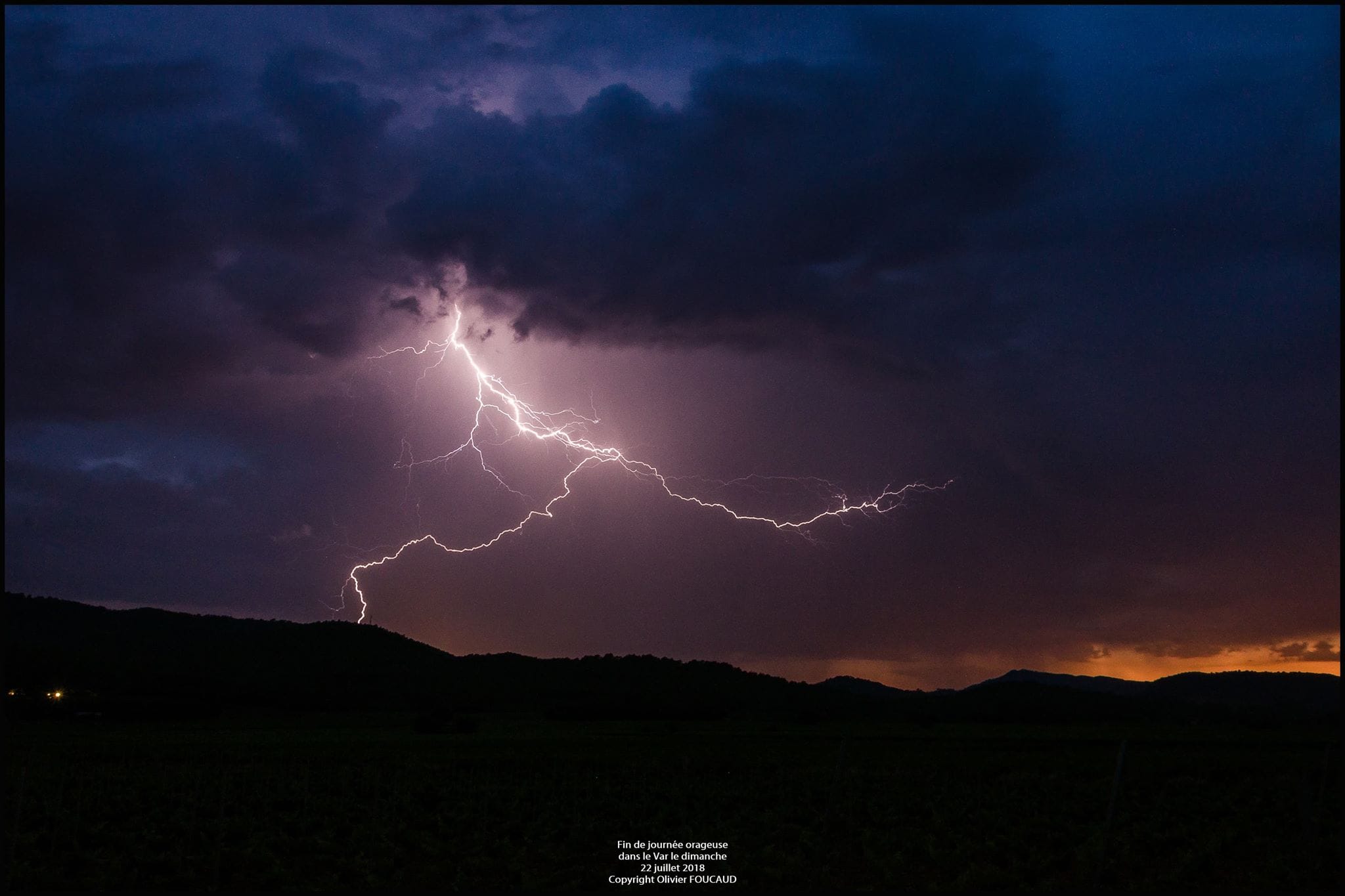 Ambiance très électrique à la tombée de la nuit ce dimanche dans le Var. - 22/07/2018 23:00 - Olive Fcd Varois