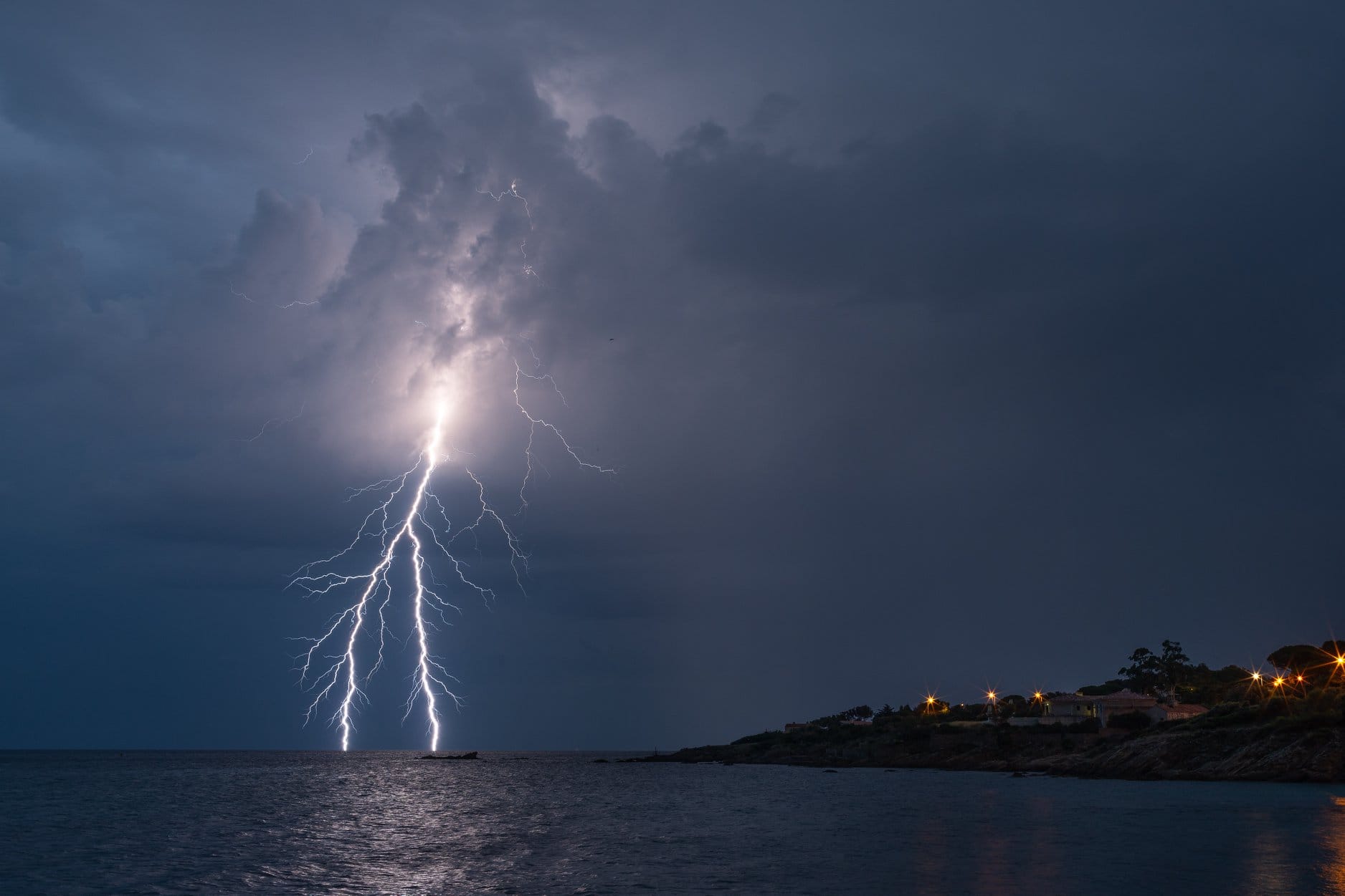 Ramifié bifide hier soir, au large des côtes de Sainte Maxime. Coup de foudre issu d'un monocellulaire ayant pris naissance près de Saint Tropez. - 22/07/2018 22:00 - Alex Jennequin