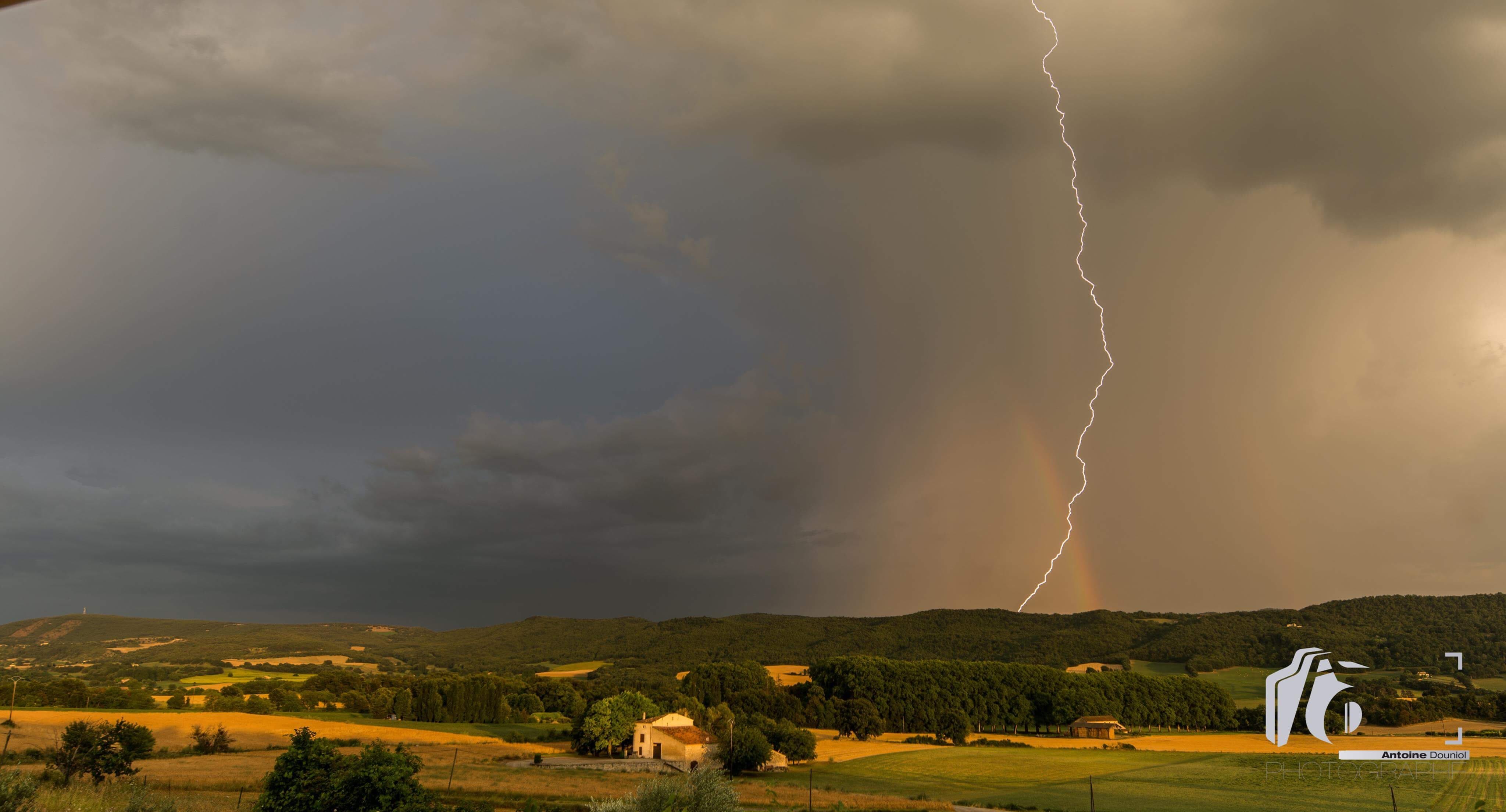 Cellule isolée qui aura lâché quelques impacts sur la chaîne du luberon dont celui ci pris depuis le balcon à Reillanne(04) avec l’irix 15mm - 22/07/2018 20:55 - Antoine Douniol