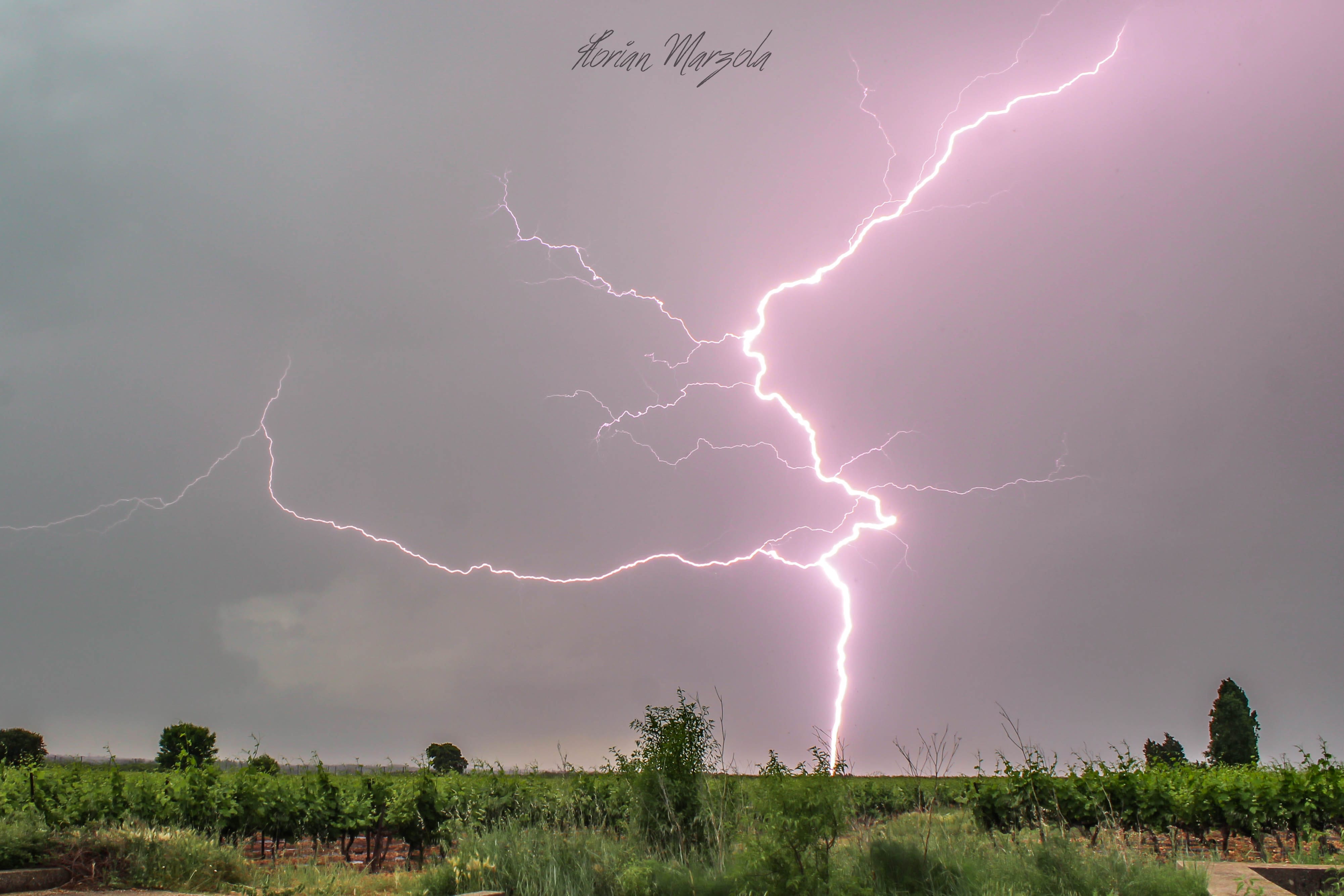 De forts orages se sont abattus dans le Gard cet après-midi, avec une intensité électrique modérée à leur passage. Les impacts se sont montrés très esthétiques. - 22/05/2018 17:09 - Florian MARZOLA