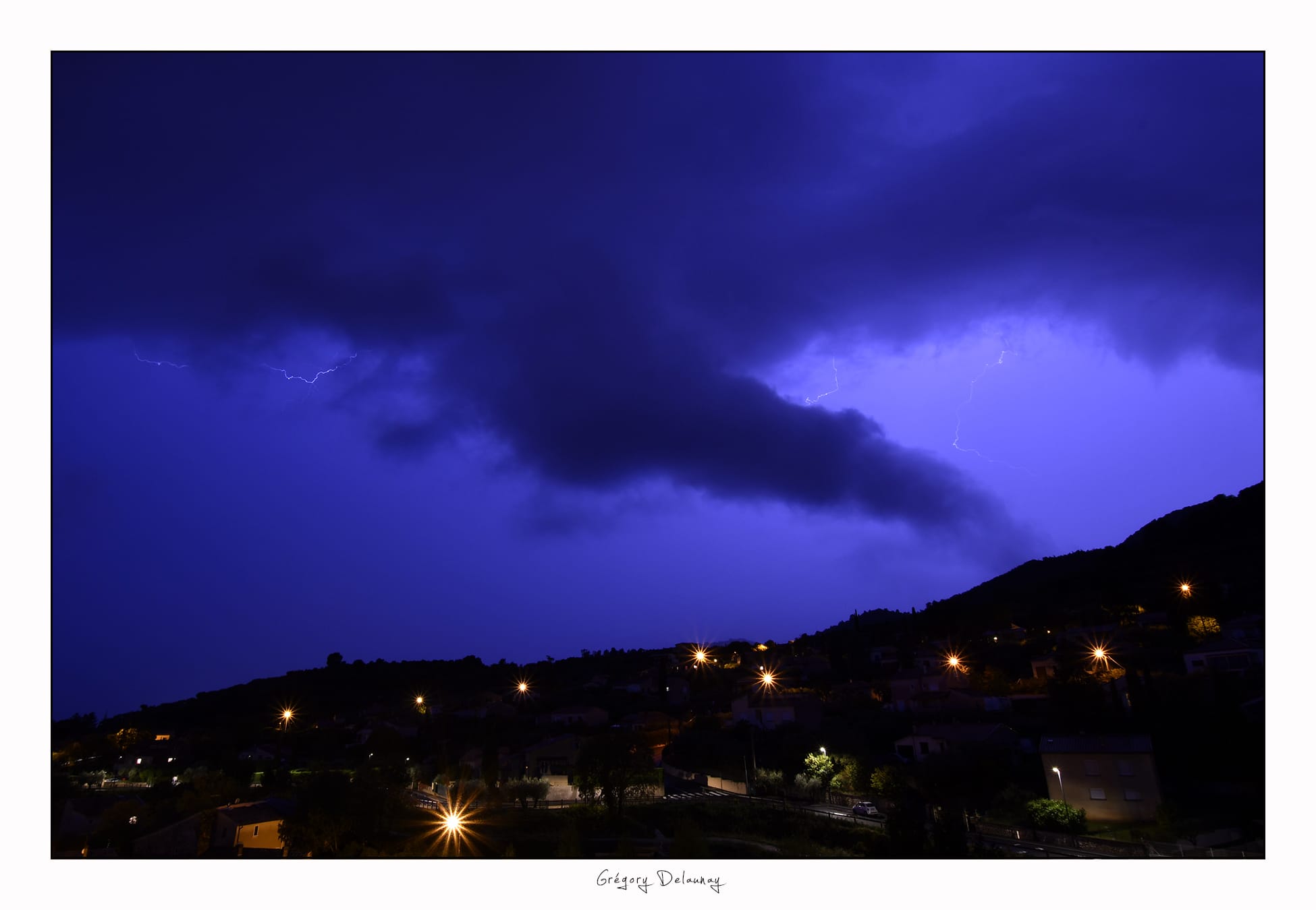 Photographiant des éclairs depuis ma terrasse, je pense avoir photographié un début de tornade qui s'est dissipé une fois le sol touché.... - 22/10/2019 07:39 - Grégory DELAUNAY