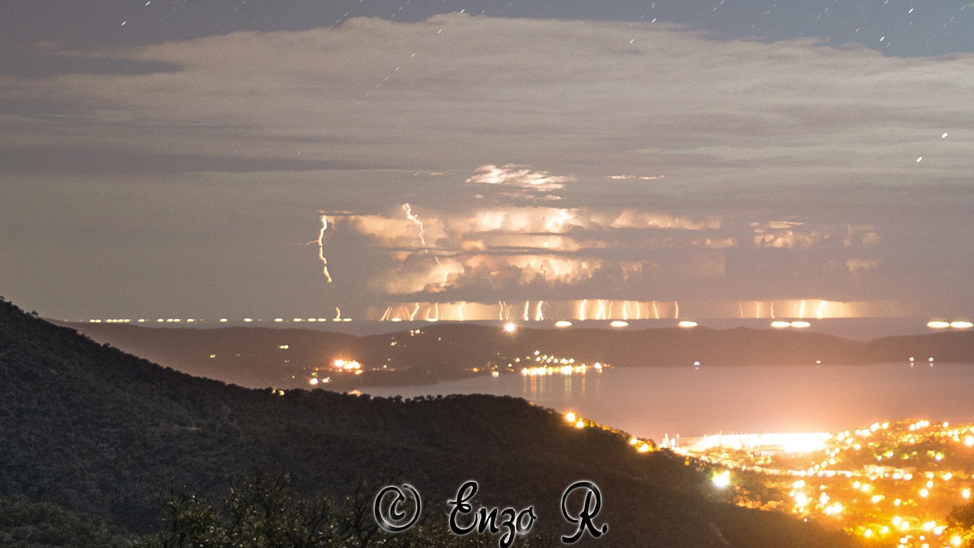 Voici une superposition de 26 clichés de foudre lointaine, pris des hauteurs de Ramatuelle. L'orage était visible à 100 km de distance mais avant cela on voyait des flashs d'orages corses qui éclataient à presque 200 km ! - 22/09/2016 05:00 - Retteler Enzo