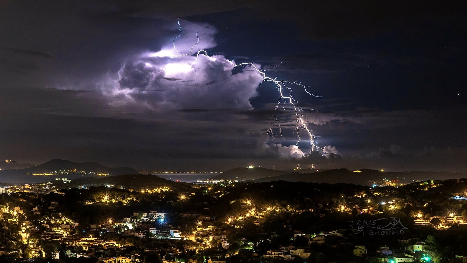 22 septembre 2020;  
 La météo nous régal pour de bon , encore cette nuit des orages assez costauds électriquement auront intéressé les mêmes ( Hyères / le Lavandou et les îles d'or  ) Par chance l'unique extra-nuageux de cette cellule me gratifiera de toute sa splendeur depuis le Fort de Six-Fours - 22/09/2020 04:00 - Janis Brossard