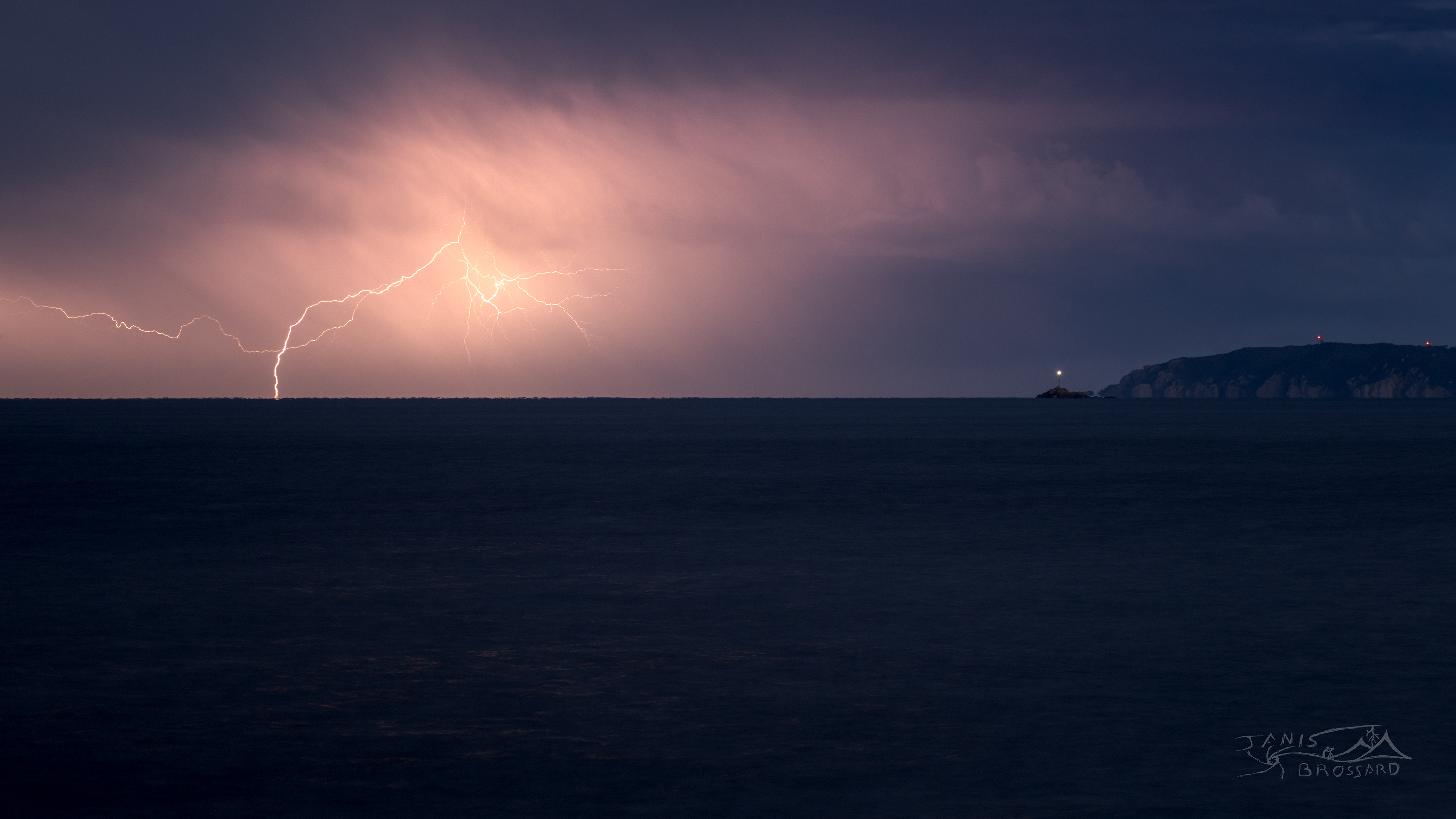 23 avril 2024 

Ce mois , cette année bouscule nos habitudes des années passées avec tantôt des journée estivales , sèches ou bien venteuses et tantôt par des épisodes hivernaux sur la cote d'azur avec un peu d'electricité , tout ceci aux portes de l' été dans nos secteurs ! 
photo prise depuis les plages de la Favière  ( Var) par heure bleue =) - 23/04/2024 21:20 - janis brossard